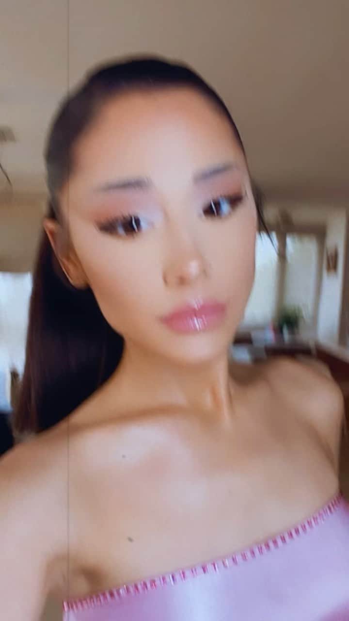 アリアナ・グランデのインスタグラム：「coo coo cachooo mrs. robinson  see you soon @nbcthevoice」
