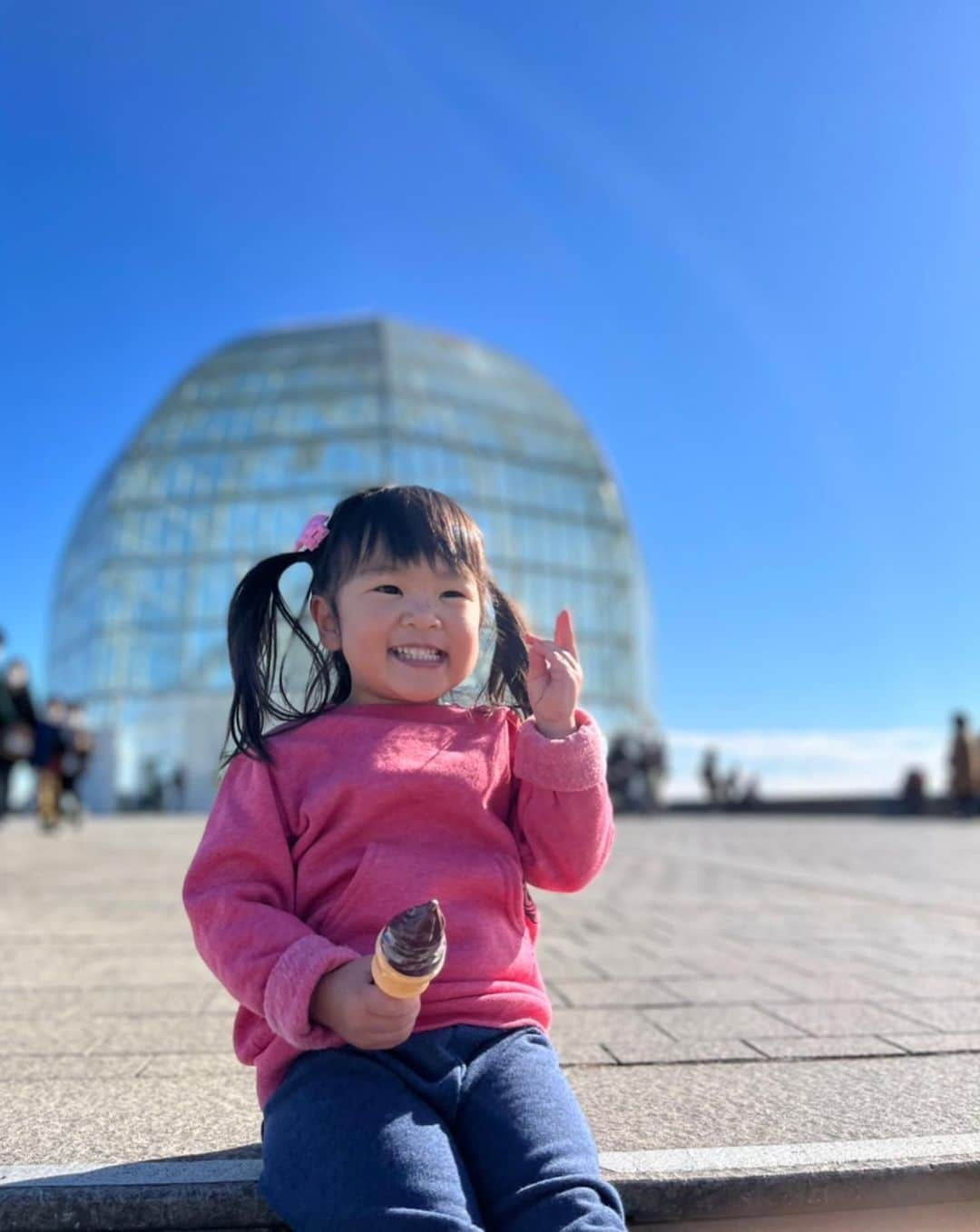 庄司ゆうこさんのインスタグラム写真 - (庄司ゆうこInstagram)「先週末は葛西臨海水族園へ🐟🐠 最近のももちゃんは動物やお魚が大好きでこの日も、どこ行きたいー？って聞くと、すいぞっかーん❣️とリクエストされました☺️1番好きなのはペンギンみたいでなかなか帰らせてくれなかった🤣 さぁ、今週末はどこ連れて行こうかなぁ😆 #水族館#葛西臨海水族園#ペンギン#大好き#2歳7ヶ月#女の子#こどものいる暮らし」12月7日 7時35分 - yuko.shoji