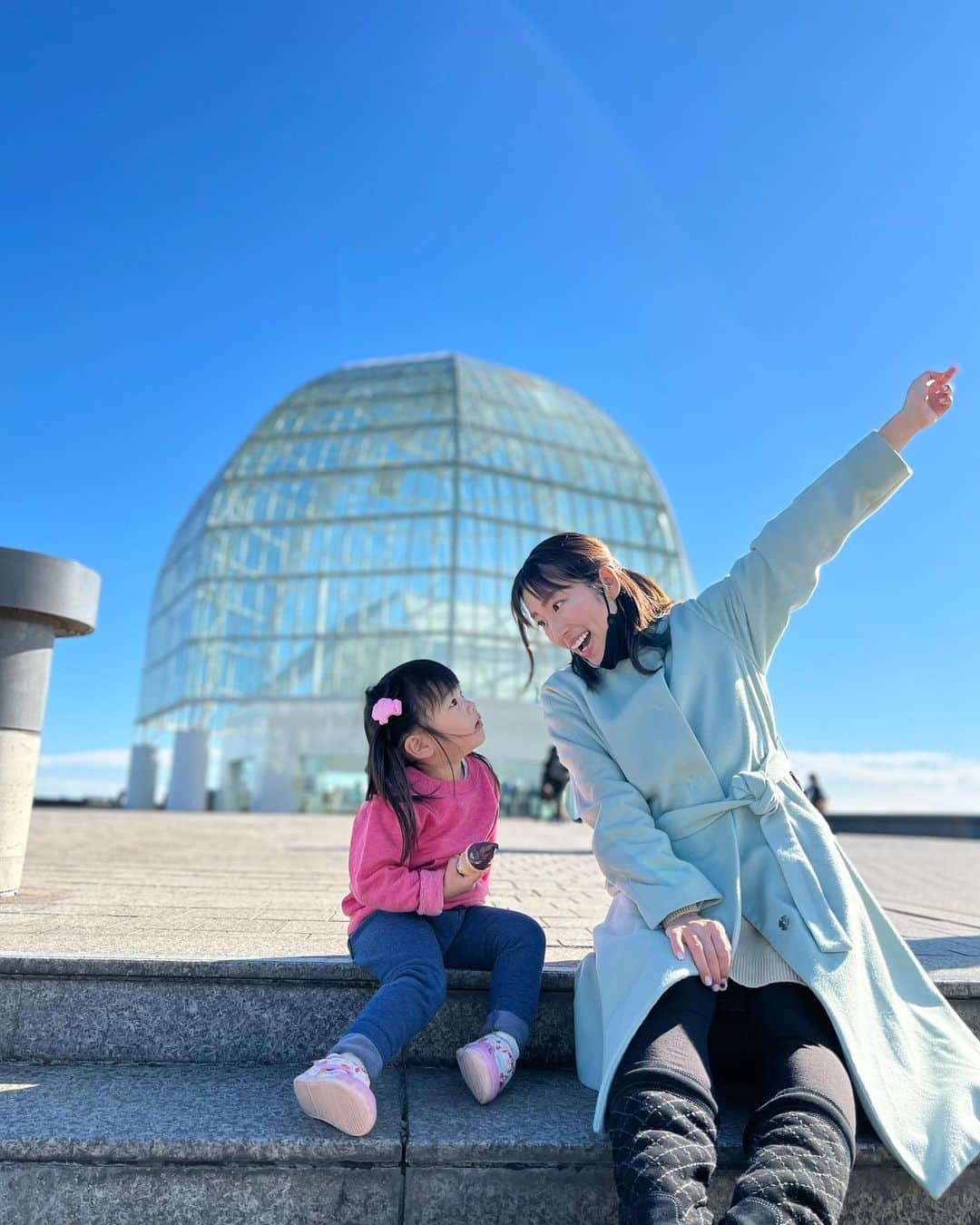 庄司ゆうこさんのインスタグラム写真 - (庄司ゆうこInstagram)「先週末は葛西臨海水族園へ🐟🐠 最近のももちゃんは動物やお魚が大好きでこの日も、どこ行きたいー？って聞くと、すいぞっかーん❣️とリクエストされました☺️1番好きなのはペンギンみたいでなかなか帰らせてくれなかった🤣 さぁ、今週末はどこ連れて行こうかなぁ😆 #水族館#葛西臨海水族園#ペンギン#大好き#2歳7ヶ月#女の子#こどものいる暮らし」12月7日 7時35分 - yuko.shoji