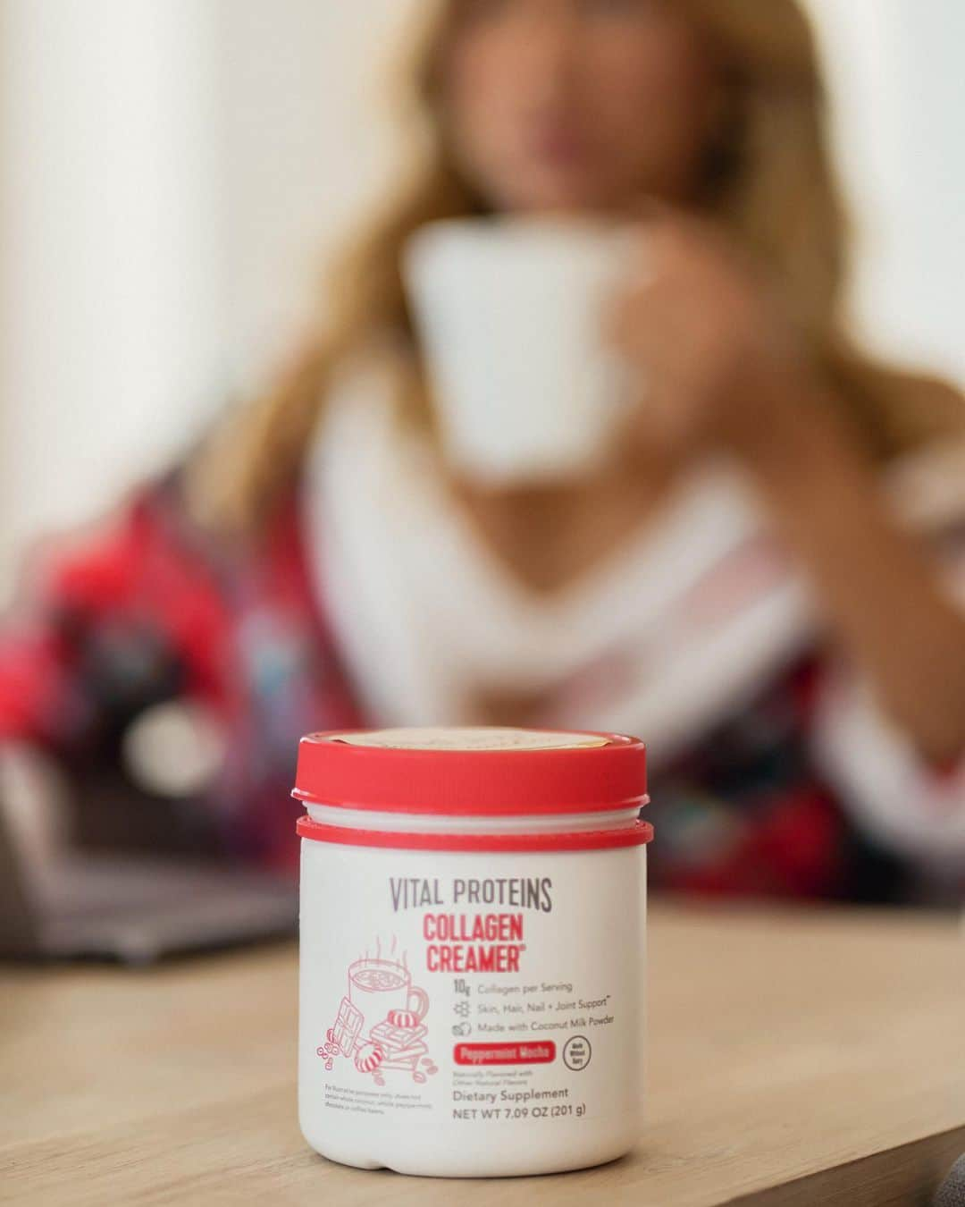 Cindy Pradoさんのインスタグラム写真 - (Cindy PradoInstagram)「My morning routine just got a whole lot more jolly with @vitalproteins peppermint mocha collagen creamer 😍🎄 Seriously, make sure to grab one of these before the season is over, it makes your coffee taste so good and puts you in a holiday mood 🤗🎅🏻 #vitalproteins」12月7日 7時46分 - cindyprado