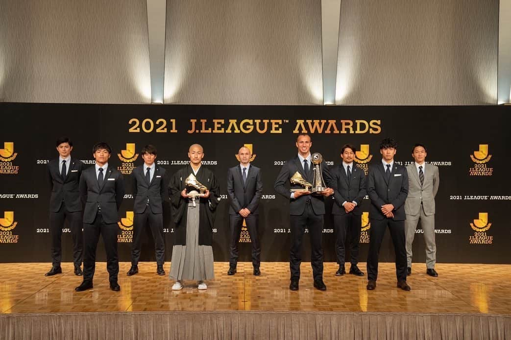 稲垣祥のインスタグラム：「2021 JLEAGUE AWARDS グランパスからはミッチと共にベストイレブンに選出していただきました！ これまで積み重ねてきたものが評価していただけた気持ちがして素直にすごく嬉しいです！ これまでのキャリアで僕を応援し支えてくれた多くの方々に感謝します☺️ そして僕に投票してくださった選手の皆さんもありがとうございました👏 #Ｊリーグアウォーズ #ベストイレブン」