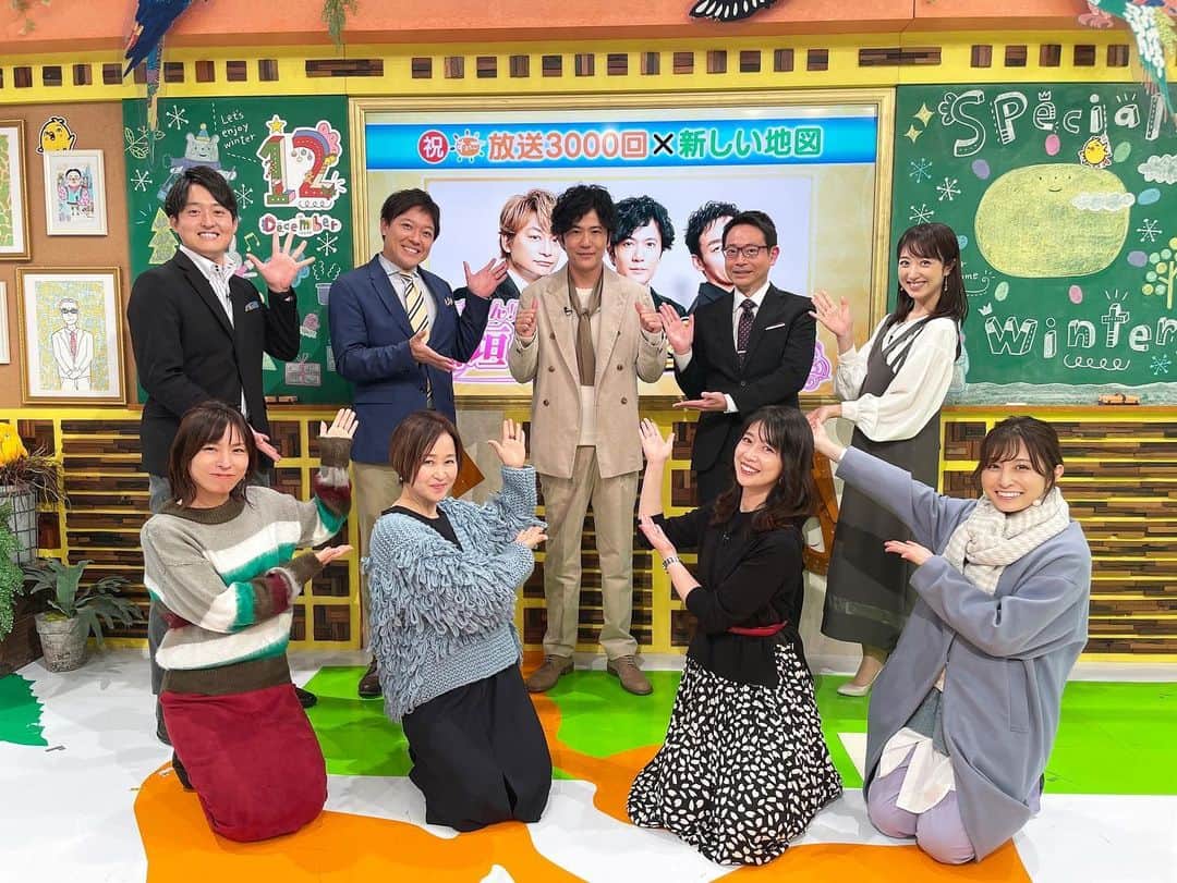 虎谷温子のインスタグラム：「今日はなんとスタジオに#新しい地図　の#稲垣吾郎　さんが！！！😍 完全にサプライズだったので、本当にびっくりしました…😳  流石に稲垣さんと2ショットで写真を撮っていただく勇気はなく、　@hiromikawata163 さんと撮っていただきました！(2枚目)しかし…3ショットになってる！！！🤣  #すまたん」