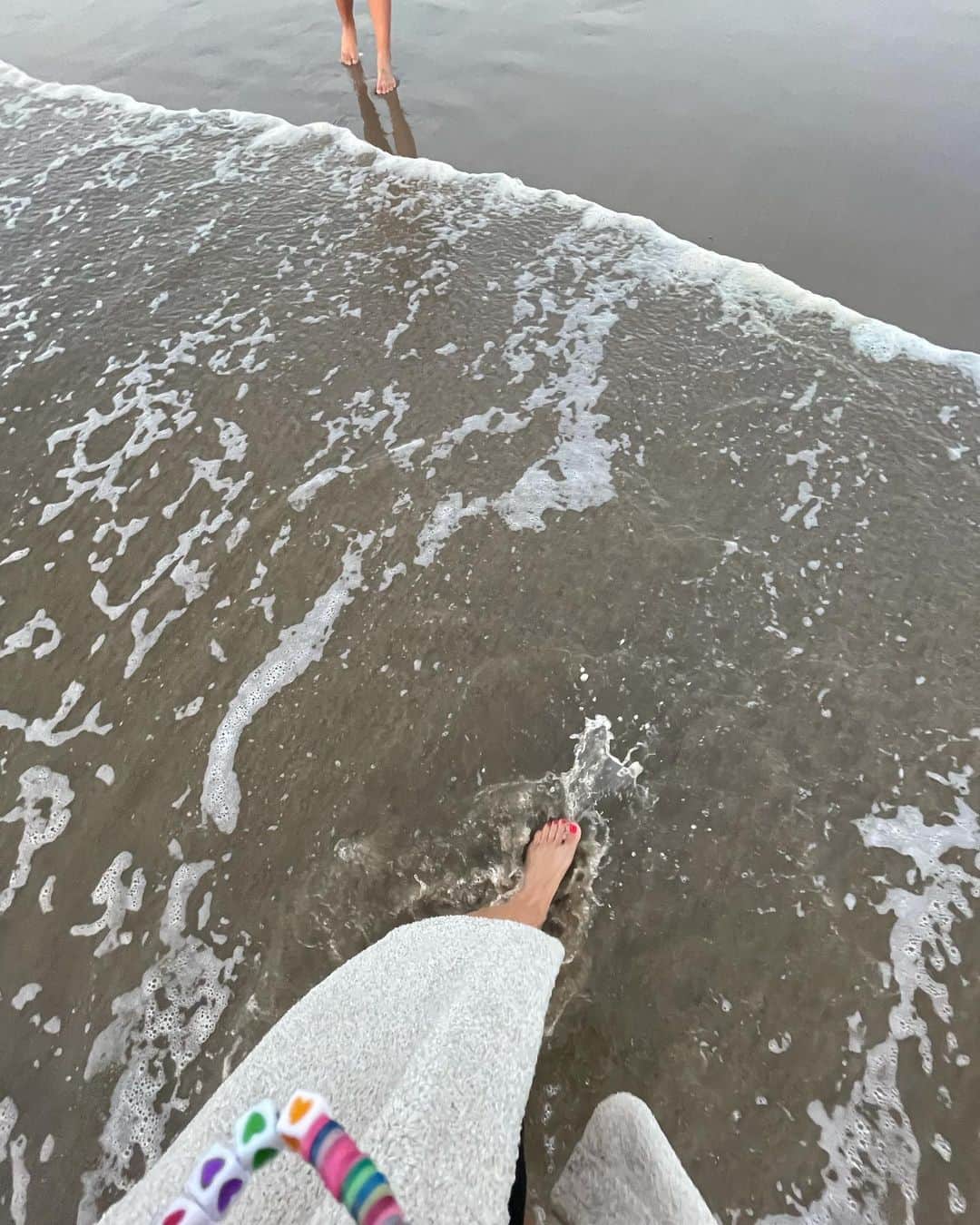 MINMIさんのインスタグラム写真 - (MINMIInstagram)「LA戻ったよ。 マカと土を掘って貝を探したよ🐚 12月の海ではしゃぐマカとママ 冷たいけど気持ちいいんだよ🌴💜」12月7日 9時48分 - minmidesu