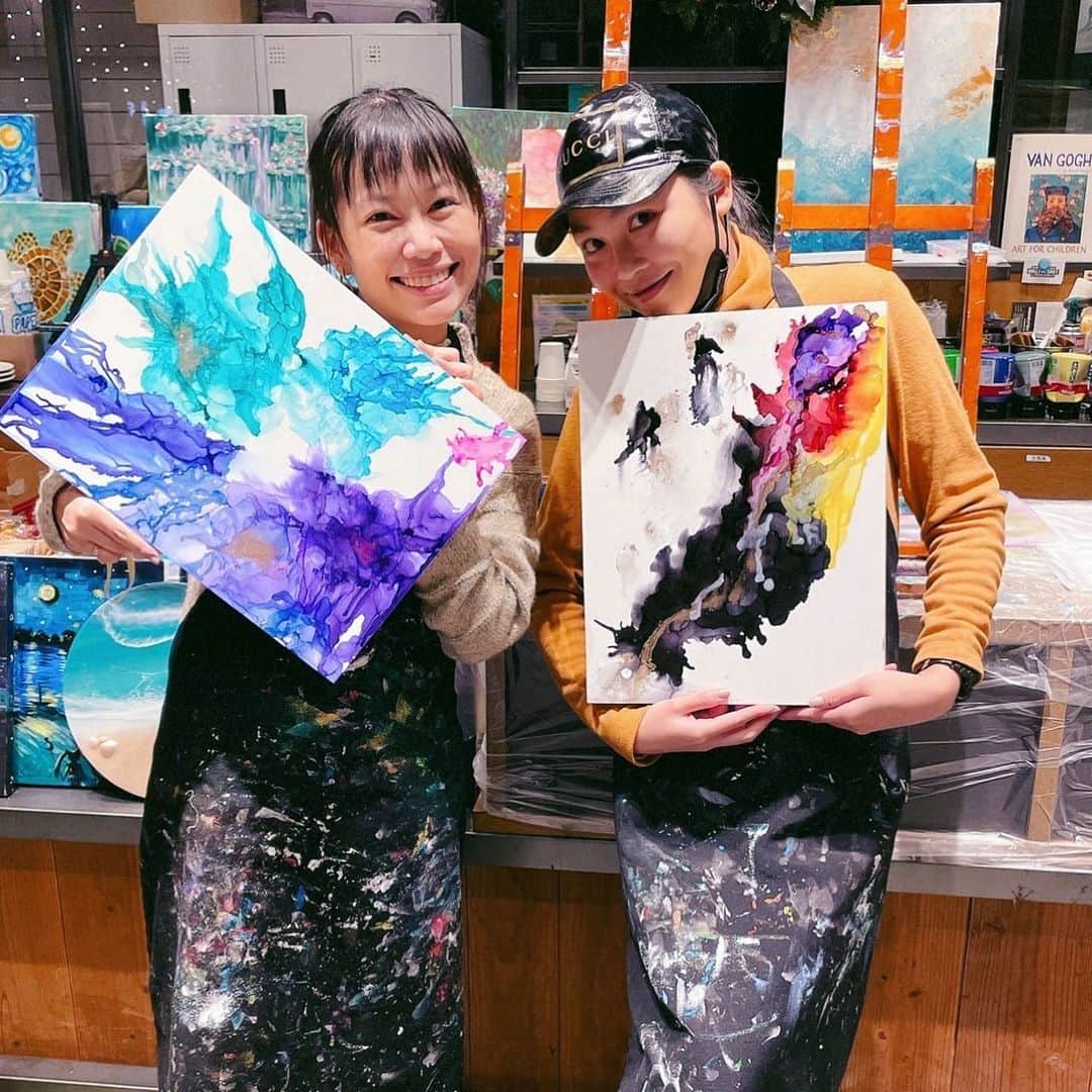志摩マキさんのインスタグラム写真 - (志摩マキInstagram)「Want to buy this? lol先生がマキの絵は5万円で売れるよって褒めてくれたの（笑）😅🤣💓มันคือศิลเปอะ เอิ๊กๆ555  #art #artwork #artbar #アート　#アートバー　#赤ワイン飲みながら #描いた　#w #ストレス発散 #楽しかった　#また行こうね #❤️ #มันคือศิลปะ #ดื่มไวน์แดง #วาดรูป #555」12月7日 10時14分 - makishimaaa