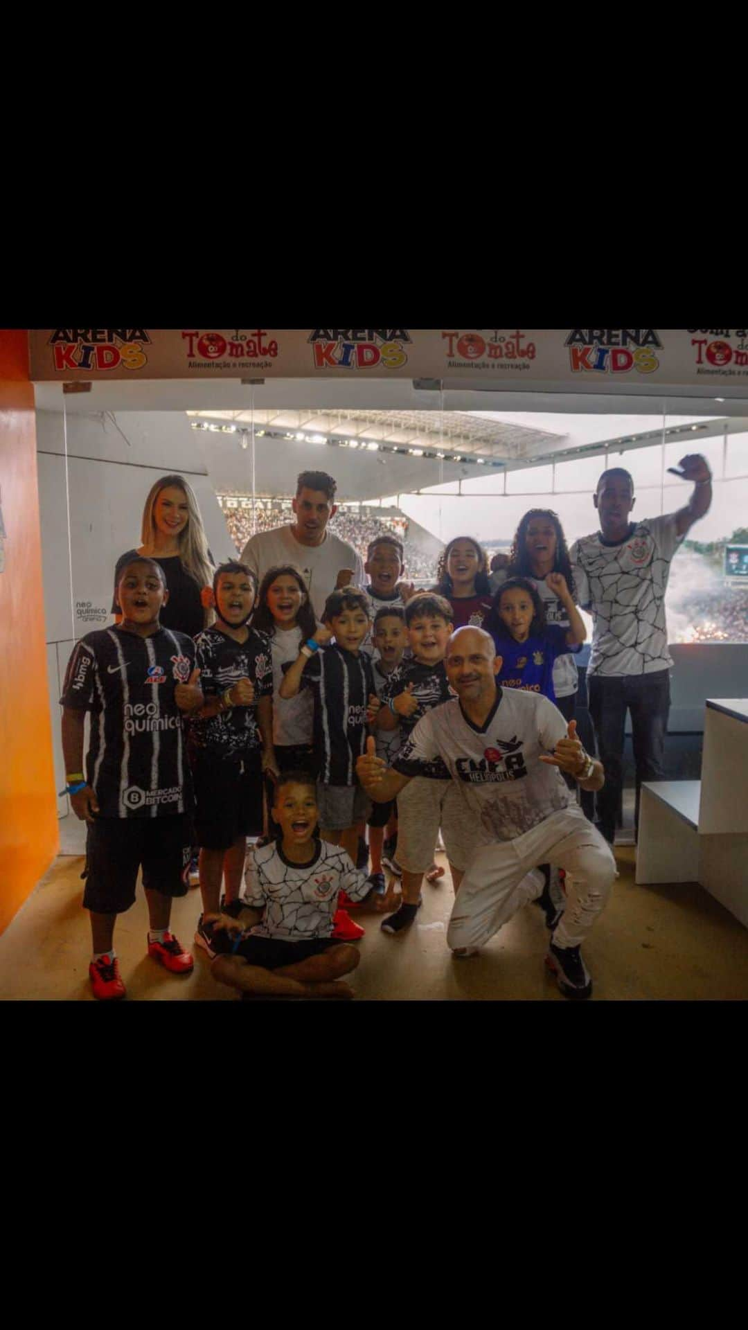 ダニーロ・フェルナンド・アベラールのインスタグラム：「Nem todos tem oportunidade de vir até a Arena e assistir a um jogo do @corinthians. Ontem, junto com a galera do @camarotekids.corinthians conseguimos proporcionar uma experiência única para algumas crianças da @cufaheliopolis. Obrigado a todos que ajudaram a tornar isso tudo possível! 🤍 @cufabrasil」