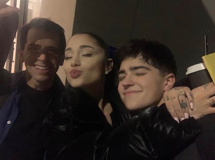 アリアナ・グランデのインスタグラム：「the show is on & voting is open 🧚🏼‍♂️🧚🏼‍♂️🧚🏼‍♂️ please vote to bring #teamariana to the finale !!!! link in bio ~ @nbcthevoice @speaknowsasha @jimandsasha @jimallenmusic love you !!!!」