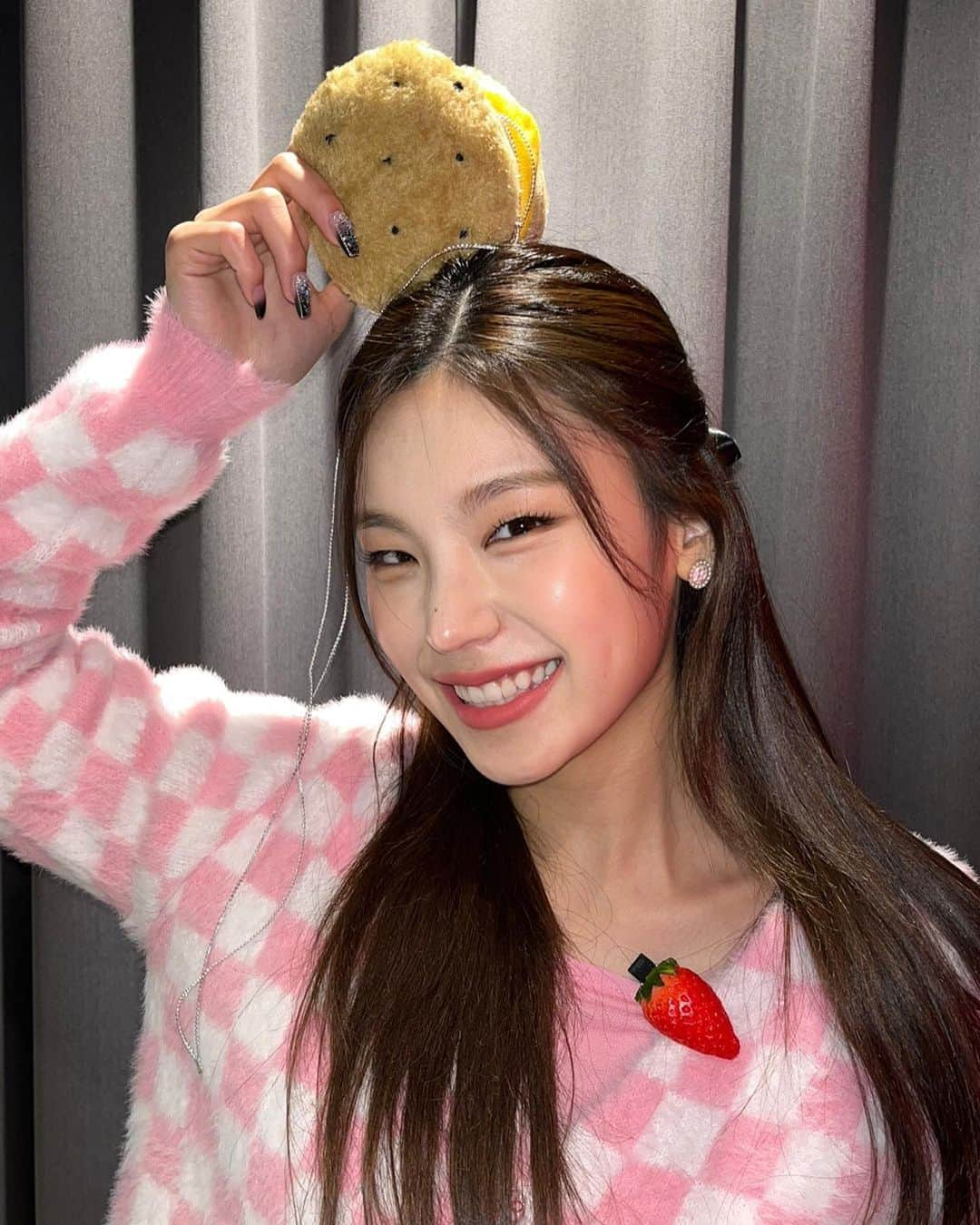 ITZYさんのインスタグラム写真 - (ITZYInstagram)「빈틈있지 겨울방학 EDITION 시작❄🍓🍔」12月7日 10時58分 - itzy.all.in.us