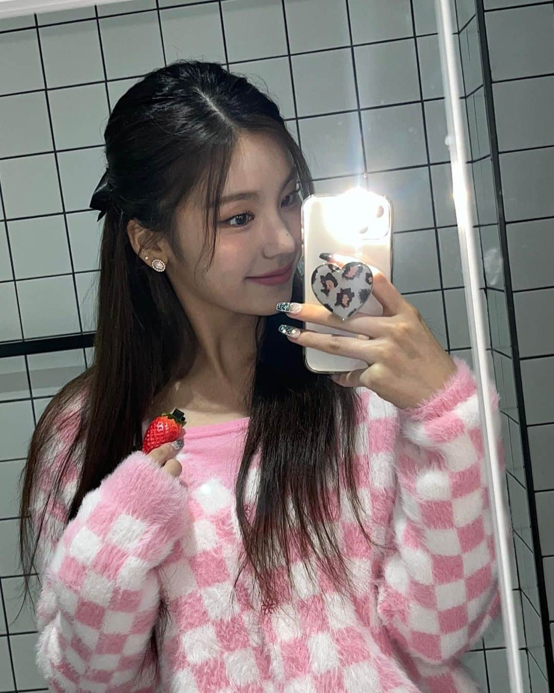 ITZYさんのインスタグラム写真 - (ITZYInstagram)「빈틈있지 겨울방학 EDITION 시작❄🍓🍔」12月7日 10時58分 - itzy.all.in.us