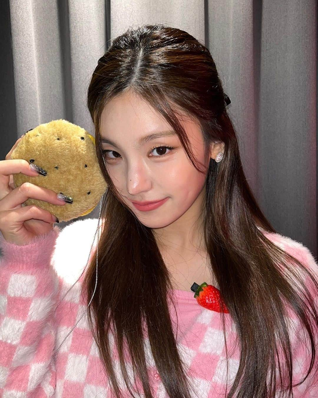 ITZYさんのインスタグラム写真 - (ITZYInstagram)「빈틈있지 겨울방학 EDITION 시작❄🍓🍔」12月7日 10時58分 - itzy.all.in.us