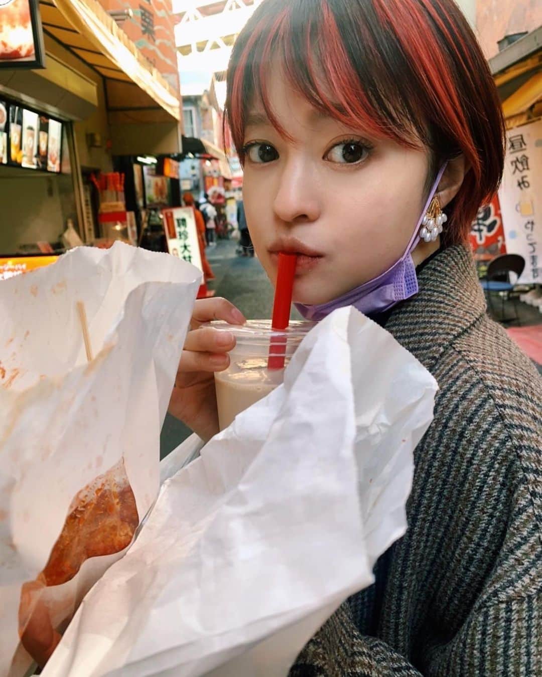 小林涼子さんのインスタグラム写真 - (小林涼子Instagram)「. もぐもぐ🤤 私はいくつ食べたんでしょう？ 自分でも分からないけど お腹いっぱい幸せなので カロリーゼロです 😗 最近は、なんだか物忘れが激しくて 大事だからココに置いて… と、思うと「ココ」がドコだか 全然思い出せなくて泣いてます🥲 そんなこんなで 気づけば、今日は火曜日👀 （これは忘れなかった！✨） 22時より #婚姻届に判を捺しただけですが  第8話、放送です。 ぜひご覧ください 💕 #横浜炸鶏排 #もぐもぐ期 #台湾唐揚げ #ヤンニョムチキン #ハンオシ #今夜」12月7日 11時07分 - ryoko_kobayashi_ryoko