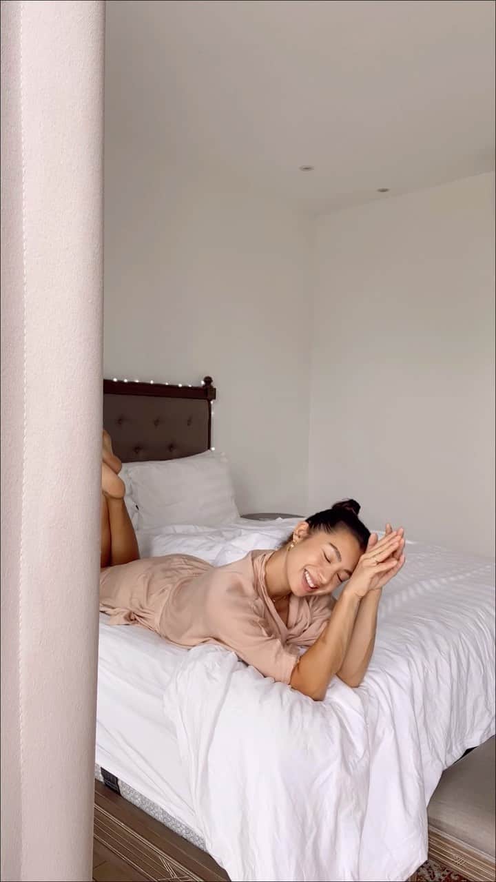 Jennifer Bachdimのインスタグラム：「I am back with a new #GlowingSkinWithJen video ✨💓 . . Today I would like to share my favorite moisturizer from @cliniqueindonesia Moisture Surge 100h auto-replenishing hydrator.  The best part is the instant hydration which stays long term! Besides that my skin feels much more firm and it’s radiant 💕 definitely loving the gel-ish texture too!  . . Little tip : for my night time routine i use the Clinique moisture surge as a mask, so basically I just use two layers of cream! ✨💕 #Clinique #CliniqueIndonesia #moisturesurge #aloevera . . PS: Kalau kalian mau coba @cliniqueindonesia Moisture Surge, kalian bisa dapat FREE sampel 1,5ml sekarang. Check out this link  https://bit.ly/MoistureSurgeFREE ✨💕」
