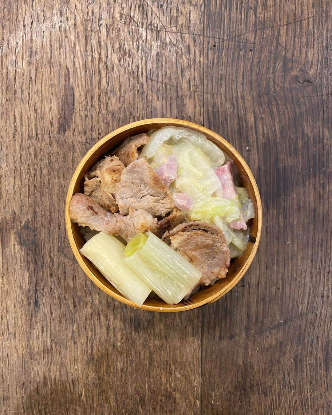 栗原友さんのインスタグラム写真 - (栗原友Instagram)「#クリトモの娘弁当 今日は珍しくおかず3種よ。 豚の生姜焼き、ネギのスープ煮、白菜の豆乳煮込み。白菜をトロトロになるまで煮込んで、鶏ガラスープと豆乳を投入して片栗粉でとろみを注入。あーい。料理はヒップホップよね。」12月7日 11時18分 - kuri__tomo