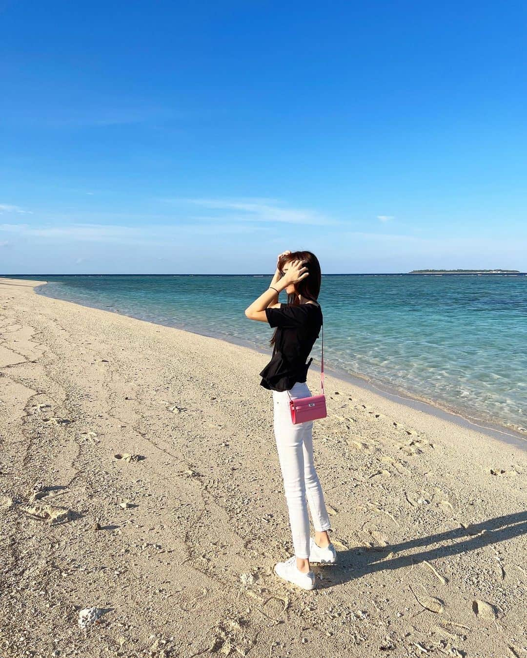 岡部あゆみさんのインスタグラム写真 - (岡部あゆみInstagram)「Hilton沖縄瀬底リゾート🏖 昨年オープンしたばかりの新しいホテル @hiltonsesoko  ⁡ ホテルのすぐ近くには美ら海水族館や キャンドル作りが楽しめる施設などがあり、ビーチも美しく食事も美味しくて本当に素敵なホテルでした🌺 ⁡ 普段の旅行もヒルトン・オナーズ アメリカン・エキスプレス・カードでもっと特別に💳 ⁡ ・ビュッフェ朝食2名分無料 ・客室アップグレード(空室次第) ・ヒルトン・オナーズのゴールドステータスを無条件で提供してもらえるなど ⁡ いつも行くカフェやショップでの会計もヒルトン・オナーズ アメリカン・エキスプレス・カードの支払いでポイントが沢山貯まってホテル利用時に特典が受けられるのはとても有難い✨  瀬底島は今回が初めてでしたが島の美しさにすっかり魅了され 東京に帰ってきてからも余韻に浸っています💭子供も楽しめるアクティビティが沢山あり島のサンセットがとても美しくて感動したので、次瀬底島に行ったらサンセットクルーズは絶対に予約したいな⛵️ ⁡ ※写真で使用しているカードはダミーカードです ※感染症対策をして宿泊しています​ #promotion #pr #AMEX #アメックス #ヒルトン #ヒルトン沖縄瀬底リゾート」12月7日 11時20分 - ayumi_okabe