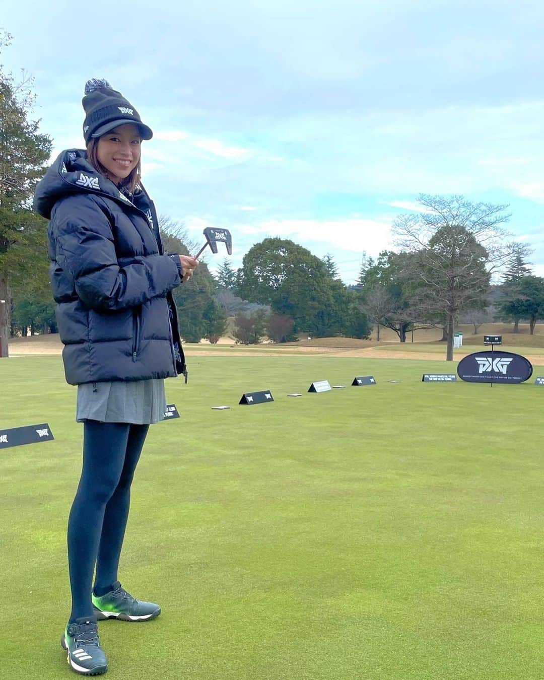 紺野ゆりさんのインスタグラム写真 - (紺野ゆりInstagram)「@pxgjapan さんのご招待で 「HYPEGOLF INVITATIONAL IN JAPAN2021」に行ってきました⛳️ ゴルフ、ファッション、音楽が混ざり合い、今までのゴルフの常識を覆すような企画で、とってもお洒落で華やかでした✨  PXGのウェアはクールでゴルフ場でも一際目立ってかっこ良い☺️ PXGのブースではワンパットチャレンジやってて、入った人にはパターもらえるという太っ腹❣️  ラウンド中は、キッチンカーもあったりホットワインが飲めたりとわくわくが止まらず最高でした🍷 なかなかないけど、こういうゴルフ場が増えていったらもっと楽しいなー🥰🥰  #yurigolf🦋  #hypebeast #hypegolf #pxg#pxgapparel #イーグルポイントゴルフクラブ」12月7日 11時27分 - yuri_konno_official