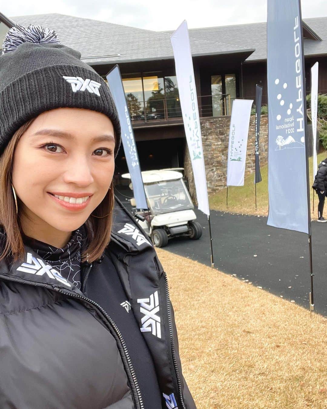 紺野ゆりのインスタグラム：「@pxgjapan さんのご招待で 「HYPEGOLF INVITATIONAL IN JAPAN2021」に行ってきました⛳️ ゴルフ、ファッション、音楽が混ざり合い、今までのゴルフの常識を覆すような企画で、とってもお洒落で華やかでした✨  PXGのウェアはクールでゴルフ場でも一際目立ってかっこ良い☺️ PXGのブースではワンパットチャレンジやってて、入った人にはパターもらえるという太っ腹❣️  ラウンド中は、キッチンカーもあったりホットワインが飲めたりとわくわくが止まらず最高でした🍷 なかなかないけど、こういうゴルフ場が増えていったらもっと楽しいなー🥰🥰  #yurigolf🦋  #hypebeast #hypegolf #pxg#pxgapparel #イーグルポイントゴルフクラブ」