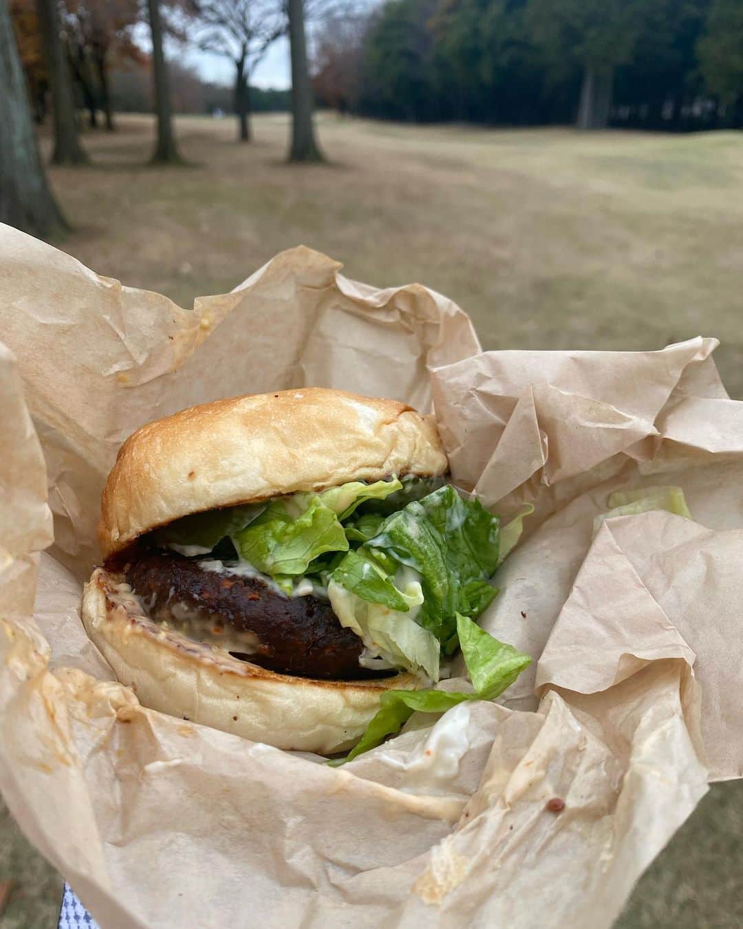 栗原友さんのインスタグラム写真 - (栗原友Instagram)「ゴルフ場で　@superiorityburgerjapan 🍔 ビーガンバーガー美味しいわ❣️❣️ 2個食べておけばよかった😭😭」12月7日 11時35分 - kuri__tomo