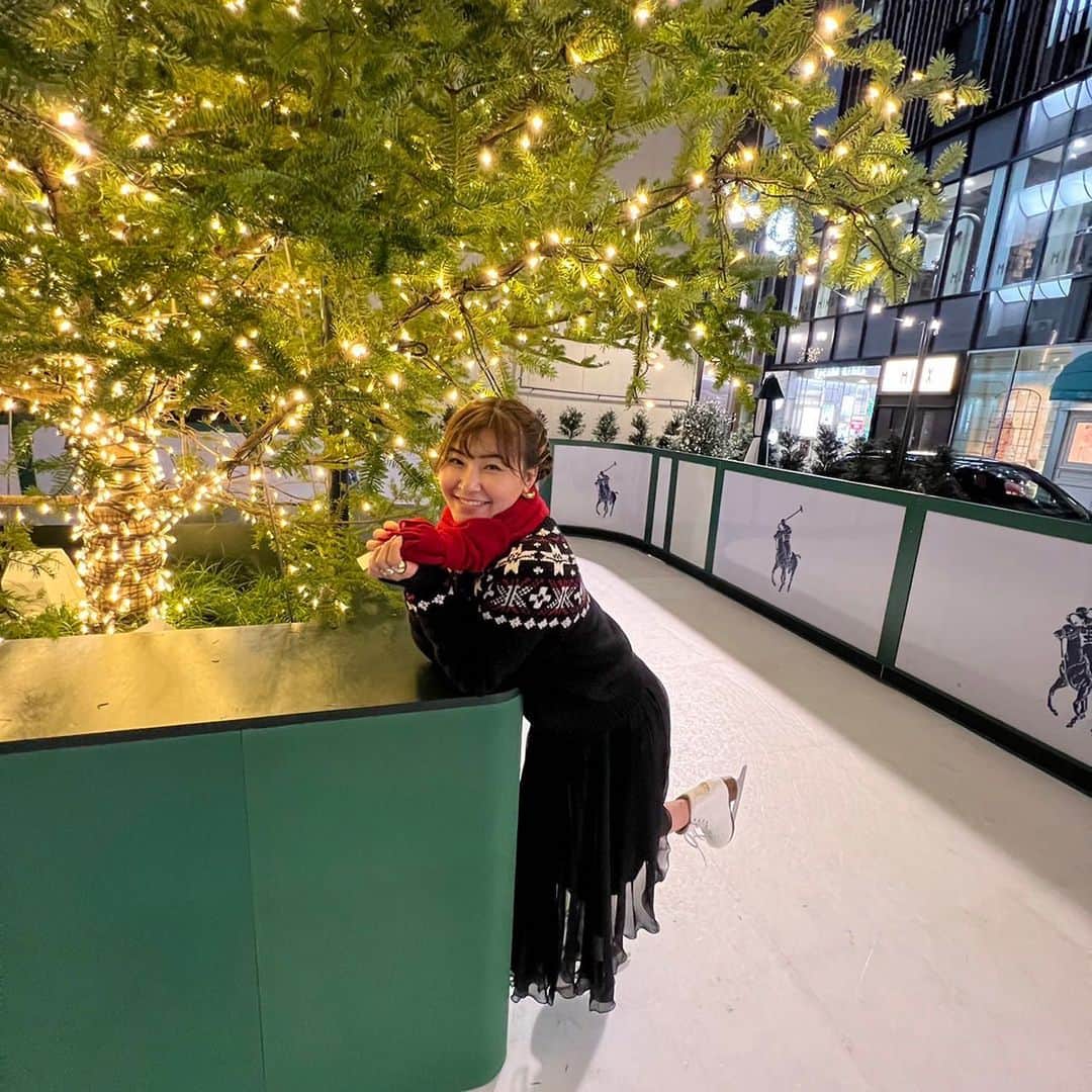 村上佳菜子のインスタグラム：「... ラルフローレン銀座で 氷じゃないけど氷のような スケートリンクが期間限定で出来たよ！❄️ みんなやってみてー！⛸❤️ . . . @ralphlauren  #ラルフローレン銀座  #ラルフローレンスケートリンク」