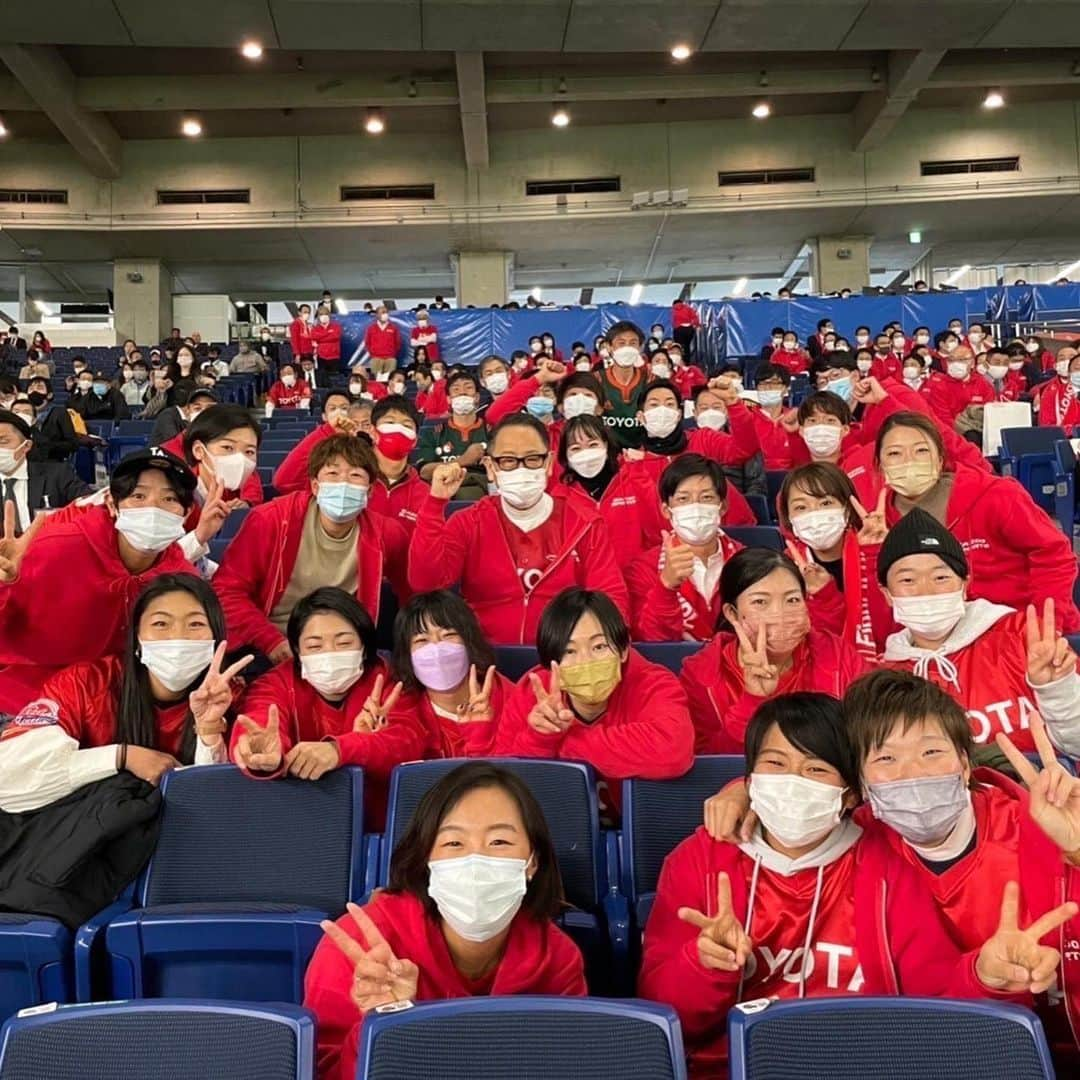 豊田章男さんのインスタグラム写真 - (豊田章男Instagram)「. 先週、東京ドームで都市対抗野球初戦となるNTT東日本戦がありました。 地元・豊田市の期待も背負い臨んだ一戦でしたが、昨年準優勝の強豪相手に敗れました。  従業員らとともに私も初回からスタンドで選手たちのプレーを見守りましたが、応援してくれたのは球場に駆けつけた人たちだけではありません。  今回、都市対抗の応援企画として、トヨタイムズ放送部が東京ドームから試合を生中継！ 森田京之介キャスターの実況と野球部・六埜雅司マネージャーの解説で1,500人もの人たちが試合を観戦してくれました。  ゲストとして放送を盛り上げてくれたのは野球部のOBたち。 元中日ドラゴンズ、現トヨタ野球部の吉見一起テクニカルアドバイザー、中日ドラゴンズの木下拓哉選手、埼玉西武ライオンズの源田壮亮選手、千葉ロッテマリーンズの藤岡裕大選手、広島東洋カープの栗林良吏選手。  現役部員たちの激励、本当にありがとうございました！  ちなみに大の野球好きの森田キャスターの夢は東京ドームで野球実況をすること。 豪華ゲストも呼んで、念願も叶えて、いきいきと実況してくれました。  私も番組の途中、人生で初めて球場の放送席にお邪魔するなど、例年にない都市対抗の魅力も味わわせてもらいました。  来年の都市対抗は５月、戦いはもう始まっています。 硬式野球部・レッドクルーザーズ！ 半年後に迫った次の大会こそ、勝ってこいよ！  Last week our team played at the National Intercity Nonpro Baseball Championship Series with NTT EAST, last year’s second-place winner.   This year not only did we have fans over at the Tokyo Stadium, but we also had fans and colleagues who cheered them on through Toyota Times Live! We had over 1,500 views, thanks to the Morita-san and Rokuno-san, baseball team manager.  My gratitude also goes to the old members of our baseball team from Yoshimi-san, the team’s technical advisor, Kinoshita-san from the Dragons, Genda-san from the Lions, Fujioka-san from the Marines, and Kuribayashi-san from the Carps.   As a side note, Morita-san’s, our Toyota Times’ newscaster and baseball lover dreamed of broadcasting a baseball match at the Tokyo Stadium. With all the fantastic guests, he did such a tremendous job.  I also had a unique first experience appearing at the live booth.  Unfortunately, we lost our last game, but our next goal had begun.  To all the members of the Red Cruisers, go and win the game in May and be the champion of the next tournament! I believe in all of you!  #第92回都市対抗野球大会 #トヨタ野球部 #レッドクルーザーズ #gazoosports」12月7日 12時00分 - akiotoyoda_official