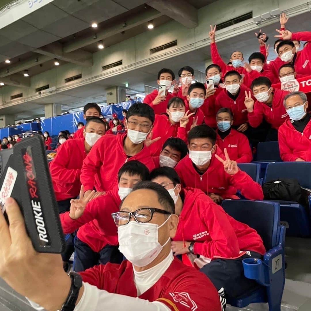 豊田章男さんのインスタグラム写真 - (豊田章男Instagram)「. 先週、東京ドームで都市対抗野球初戦となるNTT東日本戦がありました。 地元・豊田市の期待も背負い臨んだ一戦でしたが、昨年準優勝の強豪相手に敗れました。  従業員らとともに私も初回からスタンドで選手たちのプレーを見守りましたが、応援してくれたのは球場に駆けつけた人たちだけではありません。  今回、都市対抗の応援企画として、トヨタイムズ放送部が東京ドームから試合を生中継！ 森田京之介キャスターの実況と野球部・六埜雅司マネージャーの解説で1,500人もの人たちが試合を観戦してくれました。  ゲストとして放送を盛り上げてくれたのは野球部のOBたち。 元中日ドラゴンズ、現トヨタ野球部の吉見一起テクニカルアドバイザー、中日ドラゴンズの木下拓哉選手、埼玉西武ライオンズの源田壮亮選手、千葉ロッテマリーンズの藤岡裕大選手、広島東洋カープの栗林良吏選手。  現役部員たちの激励、本当にありがとうございました！  ちなみに大の野球好きの森田キャスターの夢は東京ドームで野球実況をすること。 豪華ゲストも呼んで、念願も叶えて、いきいきと実況してくれました。  私も番組の途中、人生で初めて球場の放送席にお邪魔するなど、例年にない都市対抗の魅力も味わわせてもらいました。  来年の都市対抗は５月、戦いはもう始まっています。 硬式野球部・レッドクルーザーズ！ 半年後に迫った次の大会こそ、勝ってこいよ！  Last week our team played at the National Intercity Nonpro Baseball Championship Series with NTT EAST, last year’s second-place winner.   This year not only did we have fans over at the Tokyo Stadium, but we also had fans and colleagues who cheered them on through Toyota Times Live! We had over 1,500 views, thanks to the Morita-san and Rokuno-san, baseball team manager.  My gratitude also goes to the old members of our baseball team from Yoshimi-san, the team’s technical advisor, Kinoshita-san from the Dragons, Genda-san from the Lions, Fujioka-san from the Marines, and Kuribayashi-san from the Carps.   As a side note, Morita-san’s, our Toyota Times’ newscaster and baseball lover dreamed of broadcasting a baseball match at the Tokyo Stadium. With all the fantastic guests, he did such a tremendous job.  I also had a unique first experience appearing at the live booth.  Unfortunately, we lost our last game, but our next goal had begun.  To all the members of the Red Cruisers, go and win the game in May and be the champion of the next tournament! I believe in all of you!  #第92回都市対抗野球大会 #トヨタ野球部 #レッドクルーザーズ #gazoosports」12月7日 12時00分 - akiotoyoda_official