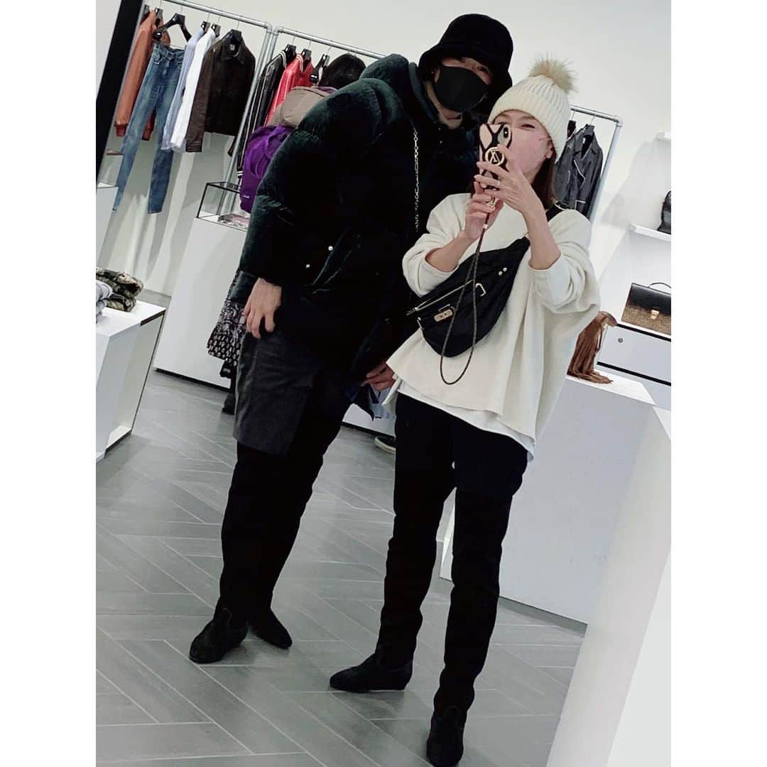 のインスタグラム：「グランピング帰りに立ち寄った御殿場アウトレットで 一目惚れした セリーヌのニーハイブーツ。 ・ 背低ならではの悩みでなかなか自分に合うものが見つからなかったけど、遂に❗️やっと‼️ ・ ヒール1.5cmでスウェードのブラック。 つま先から筒までシルエットが美しく 脚をまっすぐに見せてくれる。 バックスリット入りで歩き易さもバッチリ👍 ・ @shimojimac とお揃いで購入❗️したけど、、 同じブーツなのに違って見えるのは 彼女はすらっと長身。 私156cm。 膝下の長さはどーにもならん問題🤣🤣 （写真じゃ分かりにくいけど実際見ると笑うしかない笑） ・ ・ #celine  #御殿場アウトレット #kneehighboots  #ニーハイブーツ」