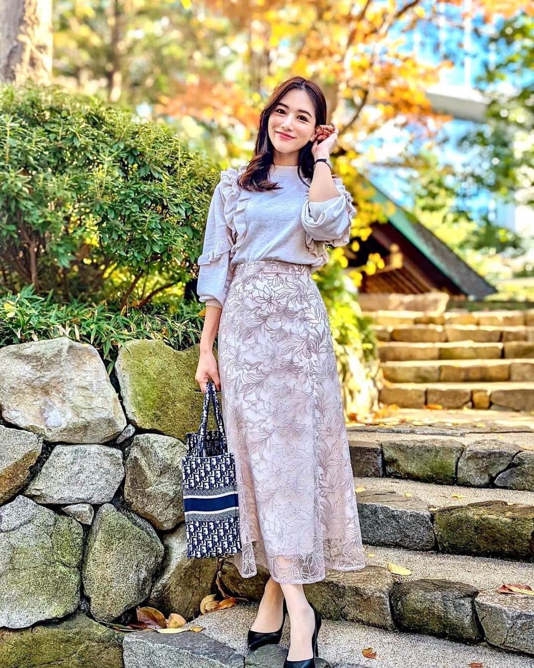 石井里奈さんのインスタグラム写真 - (石井里奈Instagram)「こんにちは👗 . 今日はりなまるコーデ💕 たまにしたくなる甘コーデ🥰 今年流行りのボリュームあるフリルニットにオールシーズン使えるレーススカートを合わせてみました🌸 . 女の子らしくて女子アナが着てそうな清楚コーデに✨🙆‍♀️ . tops... @ladymade_official  skirt... @mercuryduo_com  shoes... @charleskeith_jp  bag... @dior  . あっという間に年末ですね！ 私はもう大掃除を開始してます！(笑) クローゼットに服は綺麗に収納できたんだけど、バックとか靴を収納するのに飾り棚みたいな可愛い棚が欲しいなと思っていて、どこかいい棚あればコメントで教えてください！🥺 . 午後も頑張ろうね❤️ . #りなまるコーデ #ladymade #mercuryduo #マーキュリーデュオ #レディメイド #オフィスコーデ #通勤コーデ #女子アナ #女子アナコーデ #清楚コーデ #レーススカート #モテコーデ #モテ #デートコーデ #デート #フリルニット #フリル #dior #ディオール #コーディネート #コーデ #オフィスカジュアル #通勤バッグ #通勤 #大人女子 #大人女子コーデ #charlesandkeith #officelady #bussinesswoman #bussiness」12月7日 12時22分 - ri7tin1025