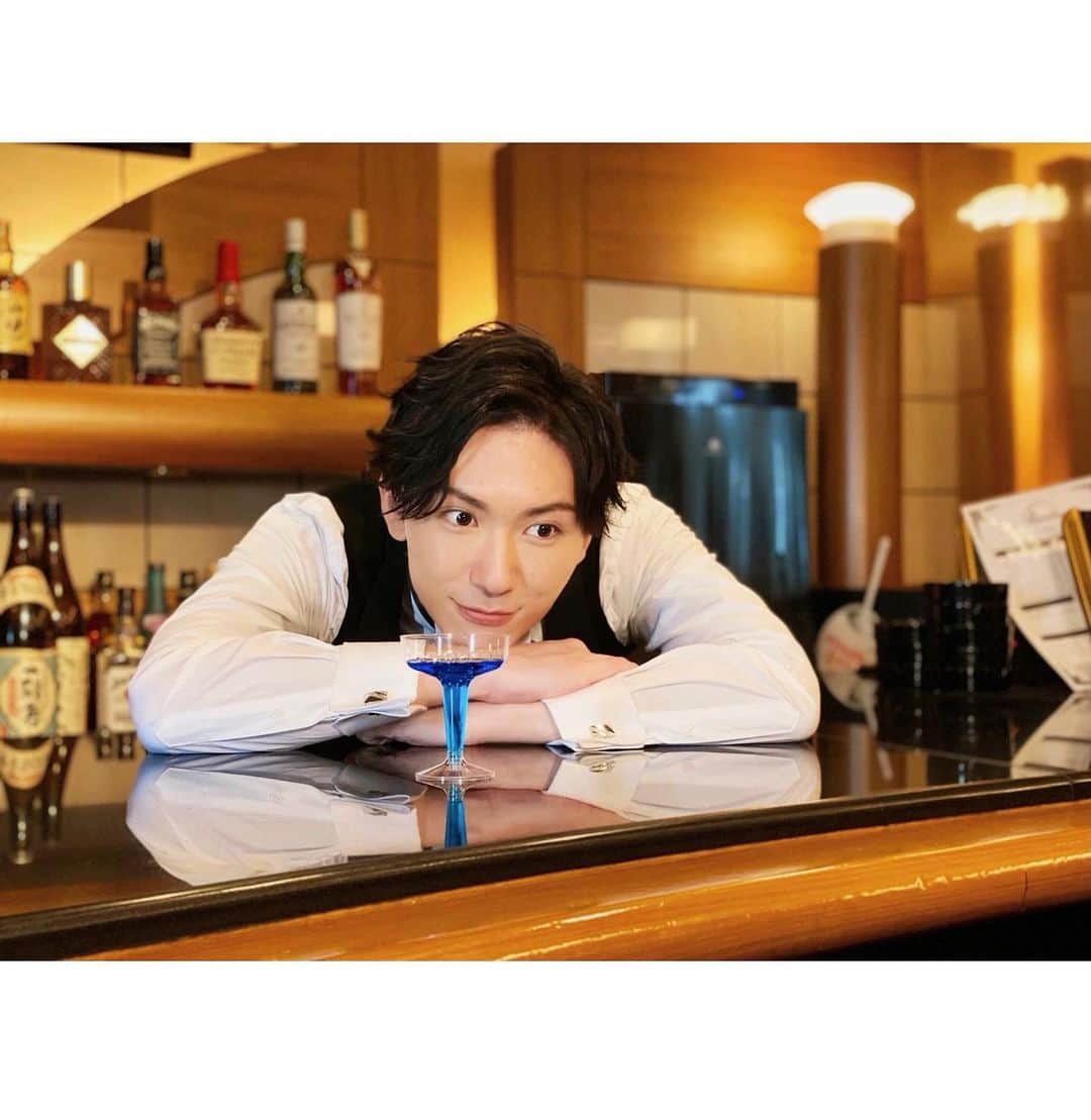 日向野祥のインスタグラム：「今年も残りわずか 12月も楽しく過ごしましょ  Bartenderと過ごす クリスマスはいかが？  #December #12月 #日向野祥 #カレンダー #オフショット #アザーカット #バーテンダー #暇な店 #お客様 #ノーゲス」