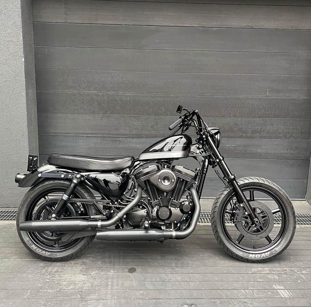 松田翔太さんのインスタグラム写真 - (松田翔太Instagram)「I’m so grateful to @humongous_custom_cycles and @sin_takizawa thank you so much. This is the very first time to build a Harley-Davidson for me. She is so clean and peaceful. One of my dream came true!  初めてのハーレー🤘🏻 嬉しいなホント #クリスマスプレゼント Photo taken by @sin_takizawa」12月7日 12時28分 - shota_matsuda
