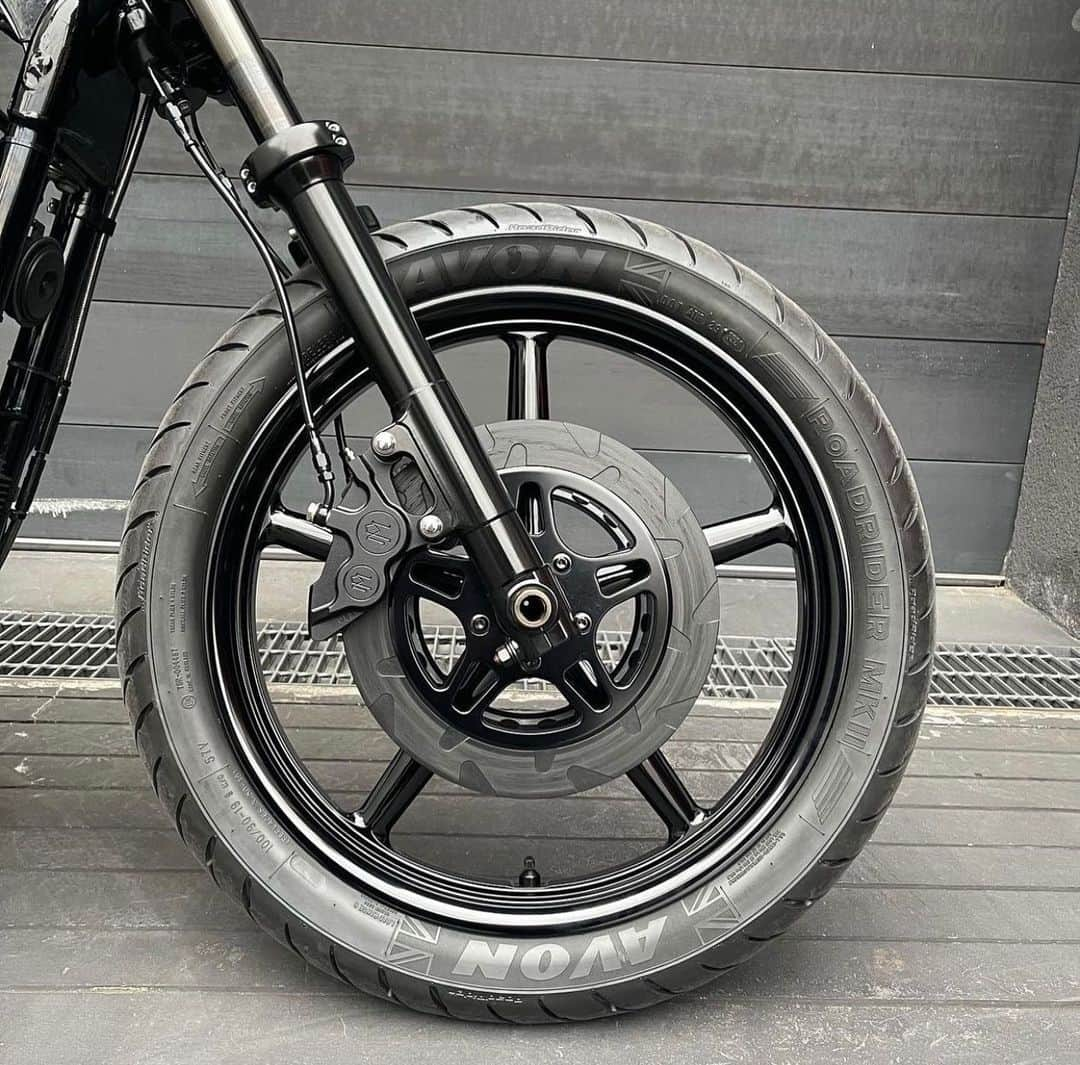 松田翔太さんのインスタグラム写真 - (松田翔太Instagram)「I’m so grateful to @humongous_custom_cycles and @sin_takizawa thank you so much. This is the very first time to build a Harley-Davidson for me. She is so clean and peaceful. One of my dream came true!  初めてのハーレー🤘🏻 嬉しいなホント #クリスマスプレゼント Photo taken by @sin_takizawa」12月7日 12時28分 - shota_matsuda