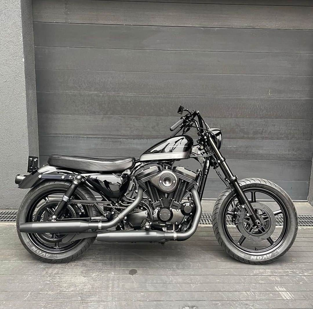 松田翔太のインスタグラム：「I’m so grateful to @humongous_custom_cycles and @sin_takizawa thank you so much. This is the very first time to build a Harley-Davidson for me. She is so clean and peaceful. One of my dream came true!  初めてのハーレー🤘🏻 嬉しいなホント #クリスマスプレゼント Photo taken by @sin_takizawa」