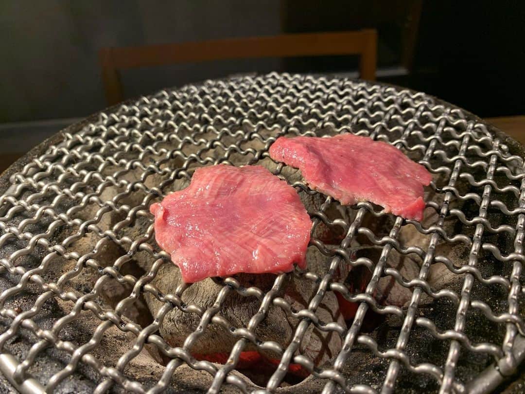 戸田めぐみのインスタグラム：「いつもの焼肉屋でランチ。  上タン塩のランチが食べたくて（いつも売り切れ）オープンと同時にいったらまた売り切れてた。  もしかして…私のこと…きらい…？？(^-^)←  #写真も悲しい #一人焼肉  #焼肉 #タン塩」