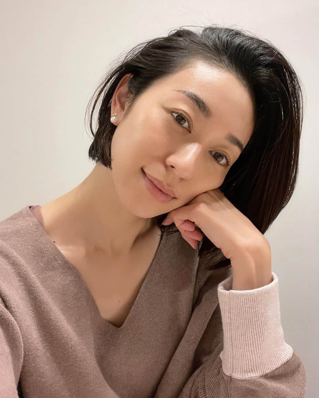 熊澤枝里子のインスタグラム：「最近は顎ラインのショートボブのヘアスタイルに💇‍♀️ カラーは地毛。 ハイライトを随分前に入れたのはそのままに、だいぶ伸びてきました😌  #hairstyle  #haircut #haircolor   💇‍♀️by @ayacoo3」