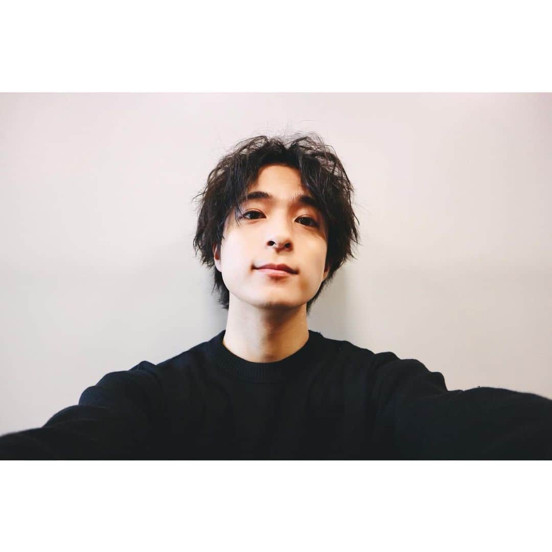 和田颯のインスタグラム：「. OXYから誕生したオキシー パーフェクトモイスチャーをいただきました！  洗顔後に使ってみましたが、オールインワンジェルでうるおい成分のCICA配合なので乾燥するこの時期にありがたいなと、、😭  香りが2種類あって場面に合わせられるし、何よりべたつかないから使いやすかったので皆さんも是非お試しあれ！！  #ロート製薬 #PR #オキシー #メンズスキンケア #CICA」