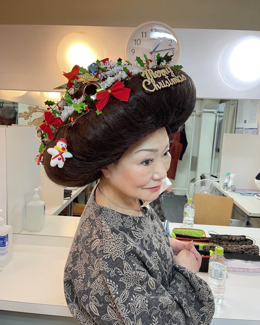末成由美のインスタグラム：「今週の祇園花月、クリスマスバージョン❣️」
