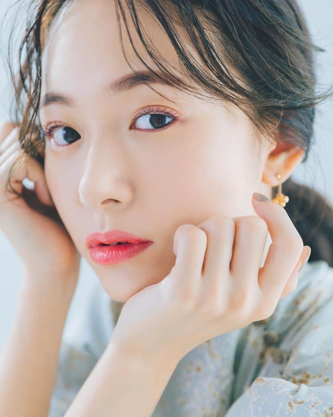 西川瑞希（みずきてぃ）さんのインスタグラム写真 - (西川瑞希（みずきてぃ）Instagram)「@opera_cosmetics でカラーEYE MAKE👀💕  １枚目はパープルマスカラに、下まぶたにはピンクライナーをスーッと。  2、3枚目は、ブラウンを全体に塗ってから目尻にピンクを重ね付け。アイライナーもポイントにブラウンレッドカラーを。  瞬きする度、下や横を向いた時、チラッと見える、さりげなさが好き❤︎  (みんなはどちらが好みだろう？☺️)  新作のマスカラ、アイライナーとってもかわいいのでおすすめです//  #opera #makeup #mizukitotalbeauty #eyemakeup #アイメイク #カラーマスカラ #カラーライナー #アイメイク」12月7日 13時13分 - mizuki_nishikawa_