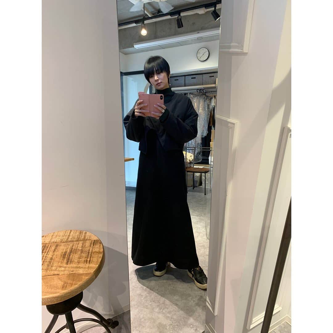 柴咲コウのインスタグラム：「髪切ったら、やはり黒系の服多めに😆 パデッドジャケットがとても使える♡  YouTubeでヘアカット&ドネーションについての動画が公開されたよ✂️  ストーリーズからリンクに飛べます🎥」