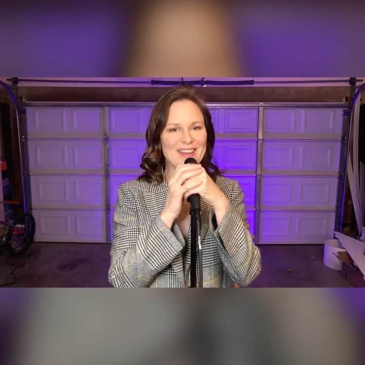 メアリー・リン・ライスカブのインスタグラム：「My comedy special Mary Lynn Rajskub: Live from the Pandemic is now available on AppleTV, Amazon, Dish, Spectrum and more! 🎤🤩  Directed and produced by @chelseamitchelldotcom Original score by @averyfunny  Pet noises by pets #garagespecial #marylynnrajskub #livefromthepandemic #standupcomedy #comedy #celebrity #marriage #dating #covid #24 #wheredoyouknowmefrom」