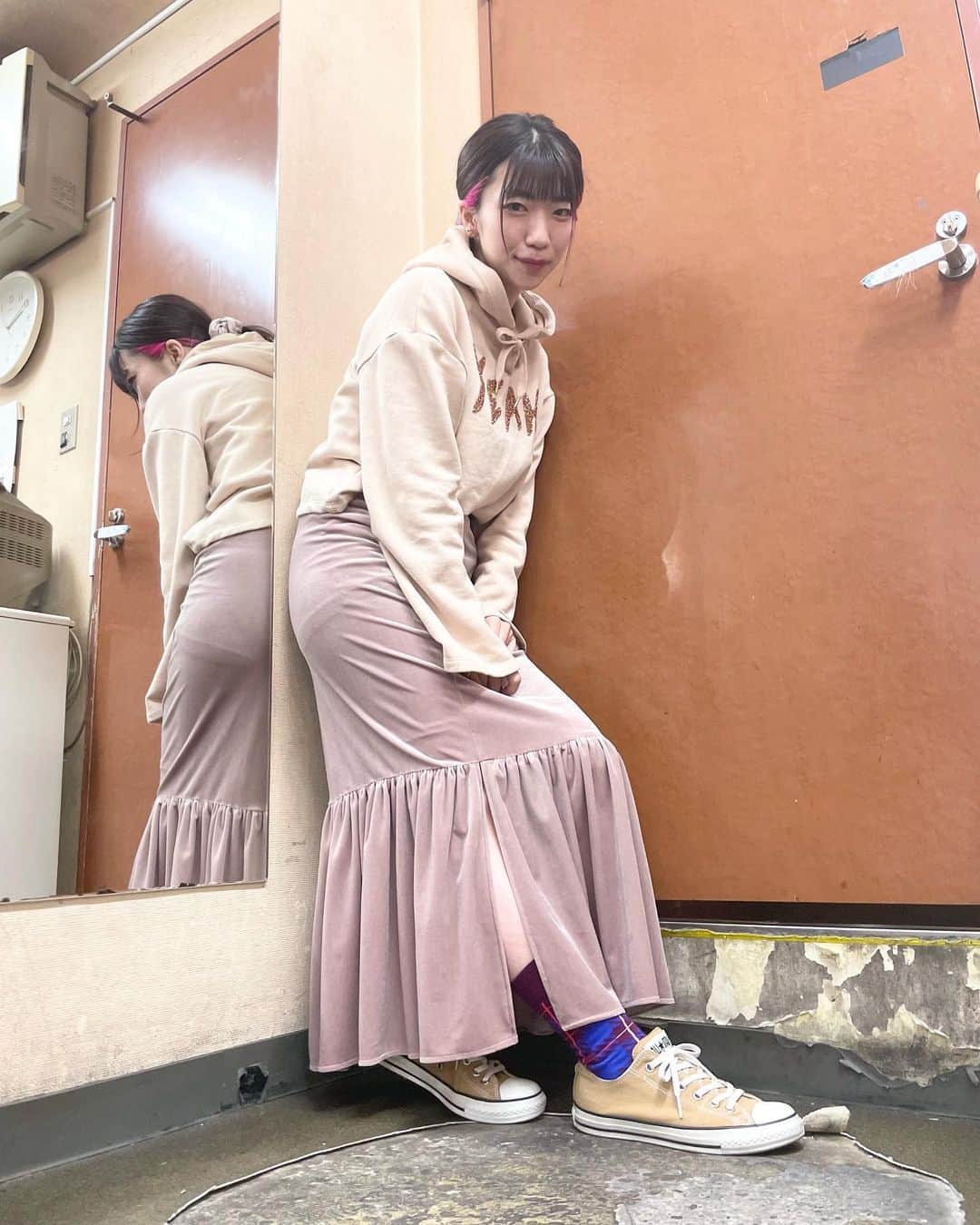 ぱいぱいでか美のインスタグラム：「ハニーミーーーーーかわーいーーーーーー . 私服どす。 HONEY MI HONEYのスカート、 ベロアのテロ〜とした質感と絶妙なタイトさのバランス、 暖かさもあるので重宝しとります！ で、この前ぼぼと展示会にもお邪魔したら 同じ素材でできたシュシュをお土産で頂いたので すぐつけました〜🤎🤍🤎 靴下差し色ぽく使いたいなと思って最近買った！チェックすきすぎる . #HONEYMIHONEY #forever21 #happysocks #converse  #しばたありぼぼ #ヤバイTシャツ屋さん」