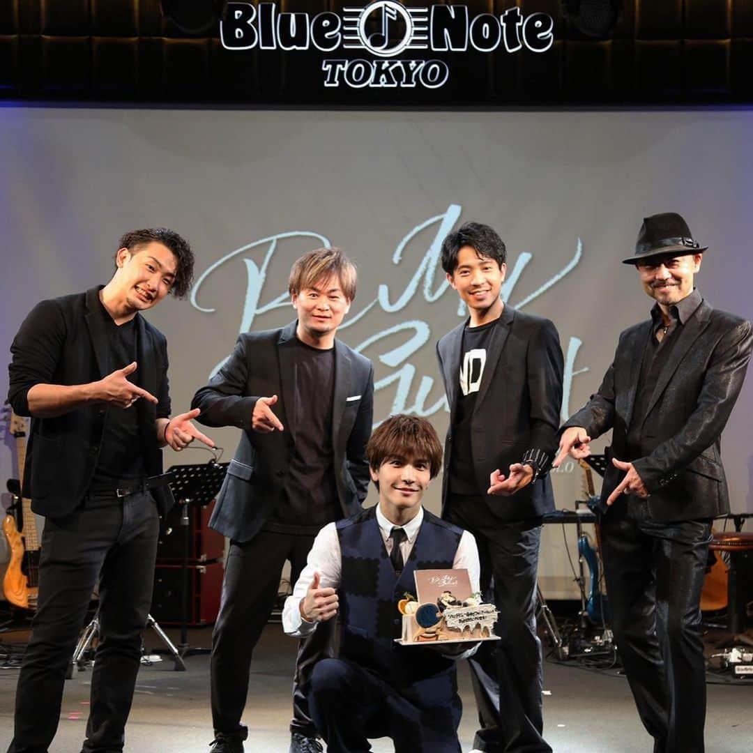 岩田剛典さんのインスタグラム写真 - (岩田剛典Instagram)「"Be My guest vol.0"完🤎  @bluenotetokyo   忘れられない一日になりました‼️  足を運んで下さった皆様&ご覧頂いた皆様、本当にありがとうございました。  たくさん感謝を伝えられてよかったです！  サポートしてくれた各部署スタッフ、バンドメンバーには本当に感謝です。  0から1、新たなスタート。  今日からまた頑張っていきます。  あ Hulu @hulu_japan  にて2022年1月末から配信が決まりました🔥  もし宜しければ是非ご覧ください ✨  また @bemyguest__official  で会いましょう👋🏻  #岩田剛典  #bemyguest」12月7日 23時33分 - takanori_iwata_official