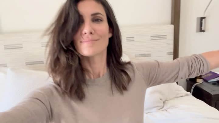 ダニエラ・ルーアのインスタグラム：「Daniela Ruah and Seeds Concept united for a fundraising 🙌  It is with great pride that we share this initiative which goal is to raise 10 thousand dollars for St. Jude Children's Research Hospital by December 25th.  We believe in collective strength, and know that together we will make a difference in the lives of these children and the entire institution. Thank you in advance to those who join us in this noble cause. ✨  Make your donation in http://events.stjude.org/danielaruahandseedsconceptfundraising 🙏  #donateistheway」