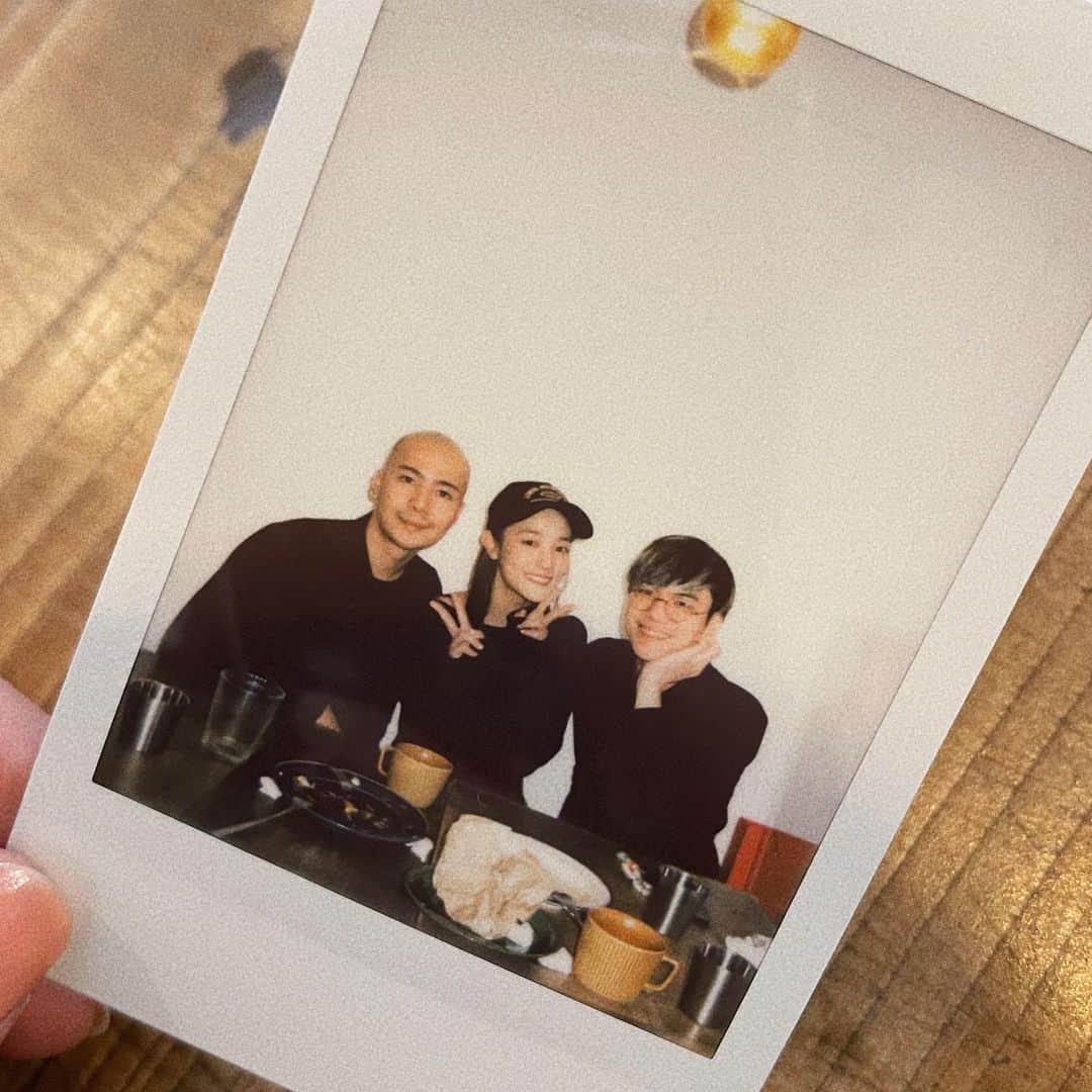 ジングルワンのインスタグラム：「： 我的簡聲耀，新婚快樂。  想起茉莉和聲耀在殺青的那一天，坐在教室裡聊著那些關於愛情的小失落，總覺得不過就是一眨眼的時間而已，今天的你已經要成為別人的丈夫了。  你要長大了，你不會再為了那些煩惱而失望，因為你看見了愛情裡最安穩的樣子，我想這是一趟很久而很美的旅行。  所以請你一定要幸福喔，因為我真的很愛你 也謝謝這麼愛著你的他。」