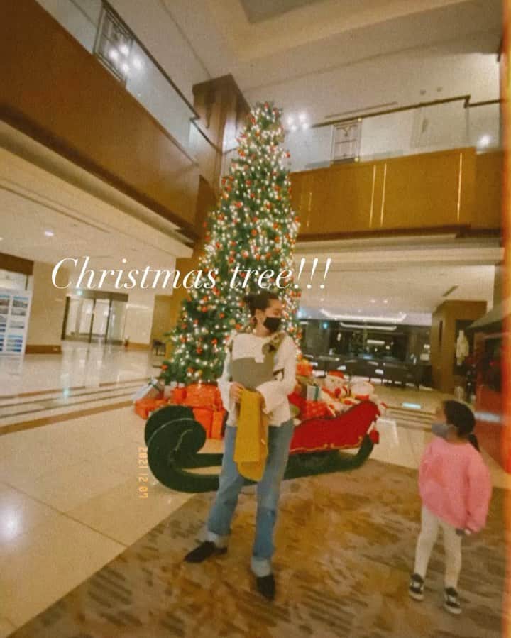 堀舞紀のインスタグラム：「🎄❤️ . . . 可愛い🎄見ると ついつい 🤳✨✨。 . . . 冬は大嫌いだけど、 クリスマスソングや 街がキラキラと輝くのは 大好き😌 . . 🎅🏾サンタさん、 我が家にも来てくれるかなあ〜 今年はどんなクッキーを 焼こう🍪🥛 なんて話しばかりしている 親子です🌼 . . . ところで… 下の子が生まれてからというもの ぶっ通しで朝まで寝たこと なんて無くて、 (当たり前だけどねw) . さすがに 疲れが溜まってるみたいで 温泉♨️🧖🏾‍♀️に連れて行ってもらった んだ🤪 . . そろそろミロが無くなったし！ と思って 良さげなサプリメントを試してみてるんだけど、、 コレの効果かわからないけど 何となく 朝起きた時の スッキリ感が違う気がして、 続けてみてるの😳 @mitas.series  . . 産前用と産後用とあって 私は産後のを💊。 もっと早く知ってたら 鉄分たりてない〜 って言われてたから その時飲みたかったなー🙄 . . 漢方の高麗人参🥕とかが疲れのサポートしてくれるんだって。 産婦人科医監修、日本製造で安心。 飲んでる人いる？？ この朝の感じが 私の思い違いなのか、 知りたいのよー😂😂 . . ひとまず 健康に良さそうだし 飲み切るまで実験！！ してみるね🧐 妊活期、妊娠中、産後、授乳期 それぞれに合わせたサプリがあるの。 . . #産後ママ  #産後サプリmamaco  #疲れがたまるわ #高齢出産 #クリスマスツリー #子育て記録 #生後3ヶ月 . . 今回このサプリの紹介コードを いただきました🙋🏽‍♀️  初回50%OFF の値段から更に 1,000円引きとなるので 購入する時は是非使ってね！  紹介コード【maino20211126】  ♡♡♡♡♡」