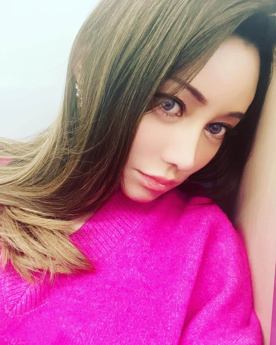 望月英莉加のインスタグラム：「どっちが良いのだろう。。。🤔🤔🤔  #japanesegirl #asiangirls #pink #passionpink #halfjapanese #purejapanese #日本 🇯🇵#instagood #tokyolife #beauty #beautifulpeople #happy #愛国心 #」