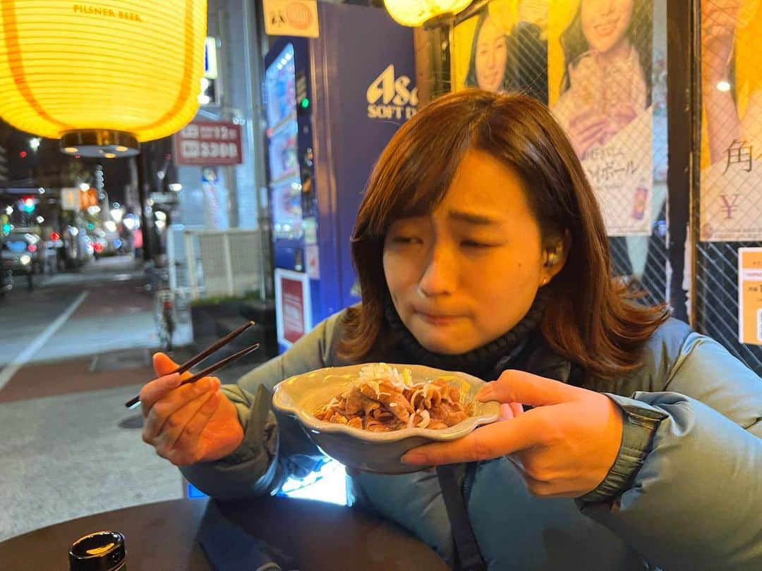のインスタグラム：「時代は「朝もつ煮込み」？ #朝5時の美味time   今朝は東京・水天宮前 地元の方に愛される常とん(とことん)からお伝えしました！ 人気のもつ煮込みを立ち飲みスタイルで！ 優しい味噌とプリプリのもつ... 冬の冷たい身体に沁みます😌 日本酒が欲しくなる味わい🍶 OA中なので我慢しました😆  朝5時までの営業ですが閉店間際もにぎわっていました！ もともと立ち飲み屋さんでしたが、人気になるにつれて長い時間滞在する方も増え、椅子を置くように💺 ほかのメニューも食べてみたいな〜  #thetime_tbs  #水天宮前グルメ  #水天宮 #常とん #とことん #愛されて20年 #立ち飲み屋 #もつ煮込み #おつまみ #tbsアナウンサー  #tbs #篠原梨菜」