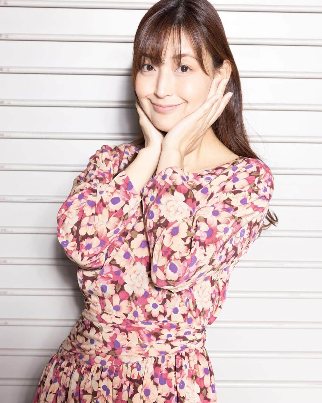 並木塔子のインスタグラム：「花柄ワンピースはお好き？ #花柄ワンピース」