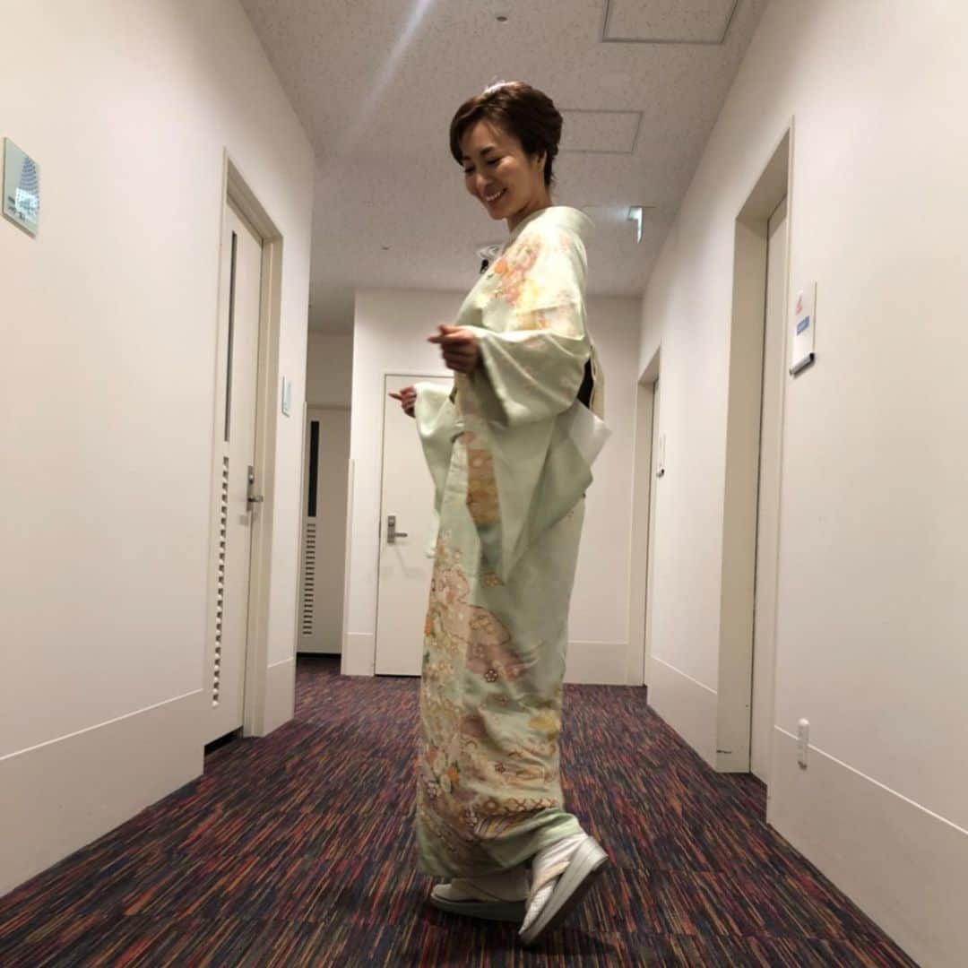 新山千春さんのインスタグラム写真 - (新山千春Instagram)「. 収録で着用させて いただいた着物👘✨  今年も残り1か月を きりましたね✨  世の中的にも 我慢したことも多かったと 思いますが... 2021年を笑顔で 終えられるように 12月も頑張っていきましょーね ✨  明日は 水曜日のダウンタウンに 出演させていただきます🌹  特殊メイクを色々しての ロケ！！ 笑って楽しんでもらえたら 嬉しいです✨  #新山千春 #着物 #👘 #japan  #kimono #kimonostyle  #水曜日のダウンタウン」12月7日 16時41分 - chiharuuu_0114