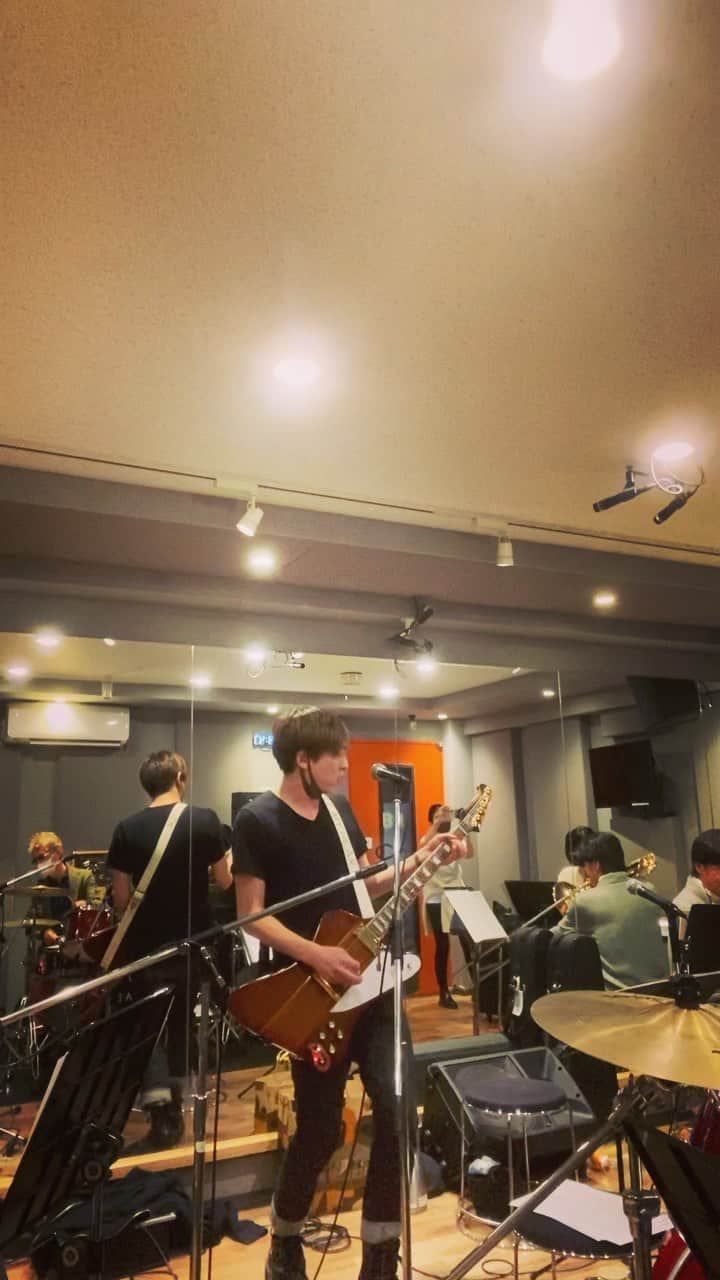 山口賢人のインスタグラム：「本日は12/24のライブのリハでした  明日はラジオに出演します！聴いてね！  ↓↓↓  ■鳥越アズーリFM〜インターネットテレビラジオ局『LEONA'S STUDIO!!!』 　毎週水曜日 20：00〜放送 ※12月8日放送回から放送時間が20:00〜に変更となりました。 　  ☆ご視聴はこちら！(この番組は以下のURLから生放送のLIVE映像を無料でご視聴いただけます。) ▶︎ https://azzurri-fm.com/  ☆番組へのコメントはこちら！生放送中のコメントは放送中にご紹介！ ▶︎鳥越アズーリFM公式Twitter @AZPANFM https://twitter.com/azpanfm?s=21」