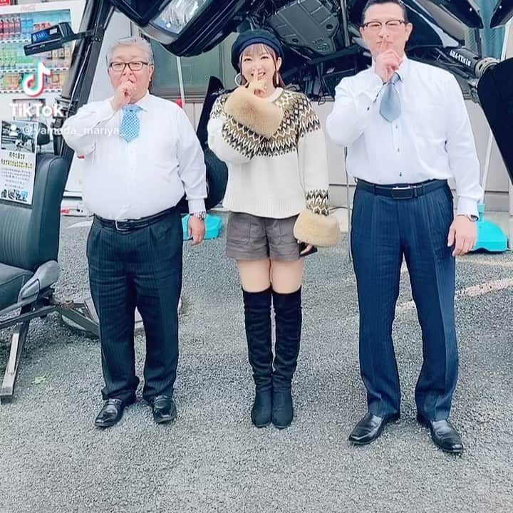 のインスタグラム：「三和交通 @sanwa_koutsu_group さんとコラボさせていただきました😆💗  昨日のカウントダウンTVも可愛かった😍✨  #ホワイトキス #ホワイトキス踊ってみた #鈴木鈴木  #山田まりや #三和交通 #みぞ部長 #踊るおじさん #fyp #コラボ動画 #おすすめ #youtube #チャンネル登録お願いします ❣️😆🙏💜✨」