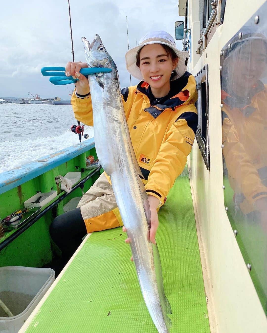 利水翔のインスタグラム：「. 日刊スポーツさんのテンヤの取材で ドラゴン釣り上げました👏🐉✨ 127cm 指9.5本🌸 長すぎて写真に入りきらなかったです🤣 ⁡ 次は龍神狙います😍💪 ⁡ ⁡ ⁡ ⁡ ⁡ ⁡ ⁡ ⁡ ⁡ #enjoy #smile #hairtail #ootd #happy #fish #love #nature #japan #half #model #kt #me #instdiary  #fathion #nature #japan #fishing #太田屋」