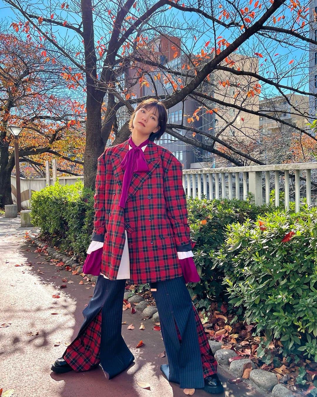のインスタグラム：「年末に着る赤チェックは懐かしみあるよねー❤️‍🔥 ． #レコ大かな？ #紅白かな？ #あの頃のようなバタバタの年末は二度と味わえないだろうなぁー」