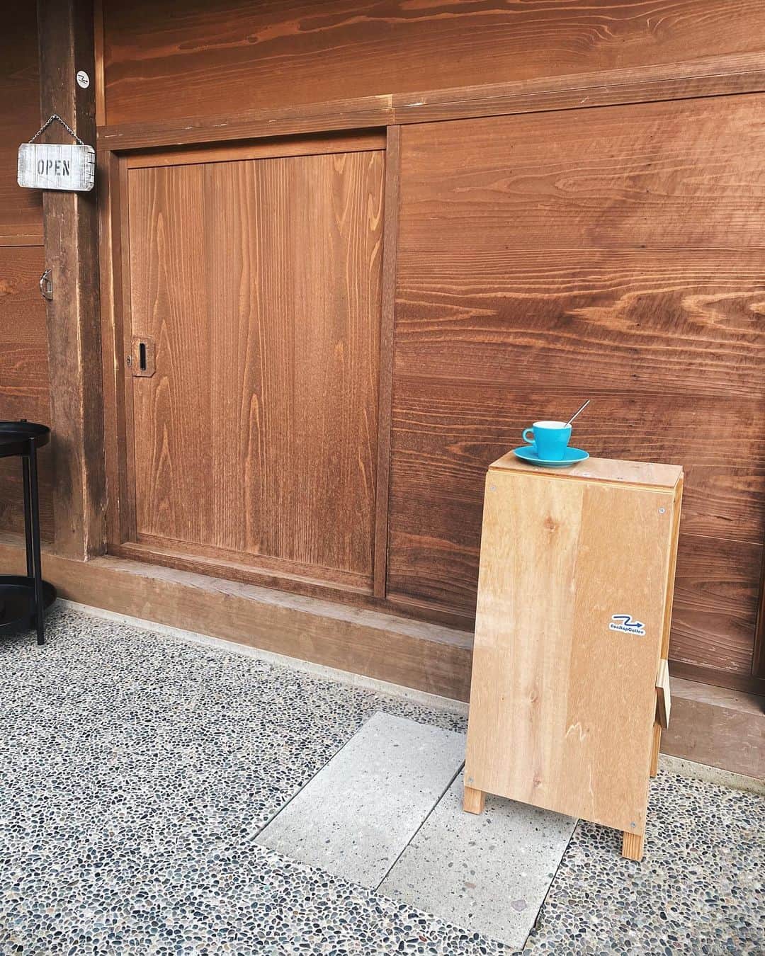 のインスタグラム：「小さなトビラの向こう側☕️ @nonstopcoffee.jp   ワイングラスで飲むコーヒーは 初めて🤎」